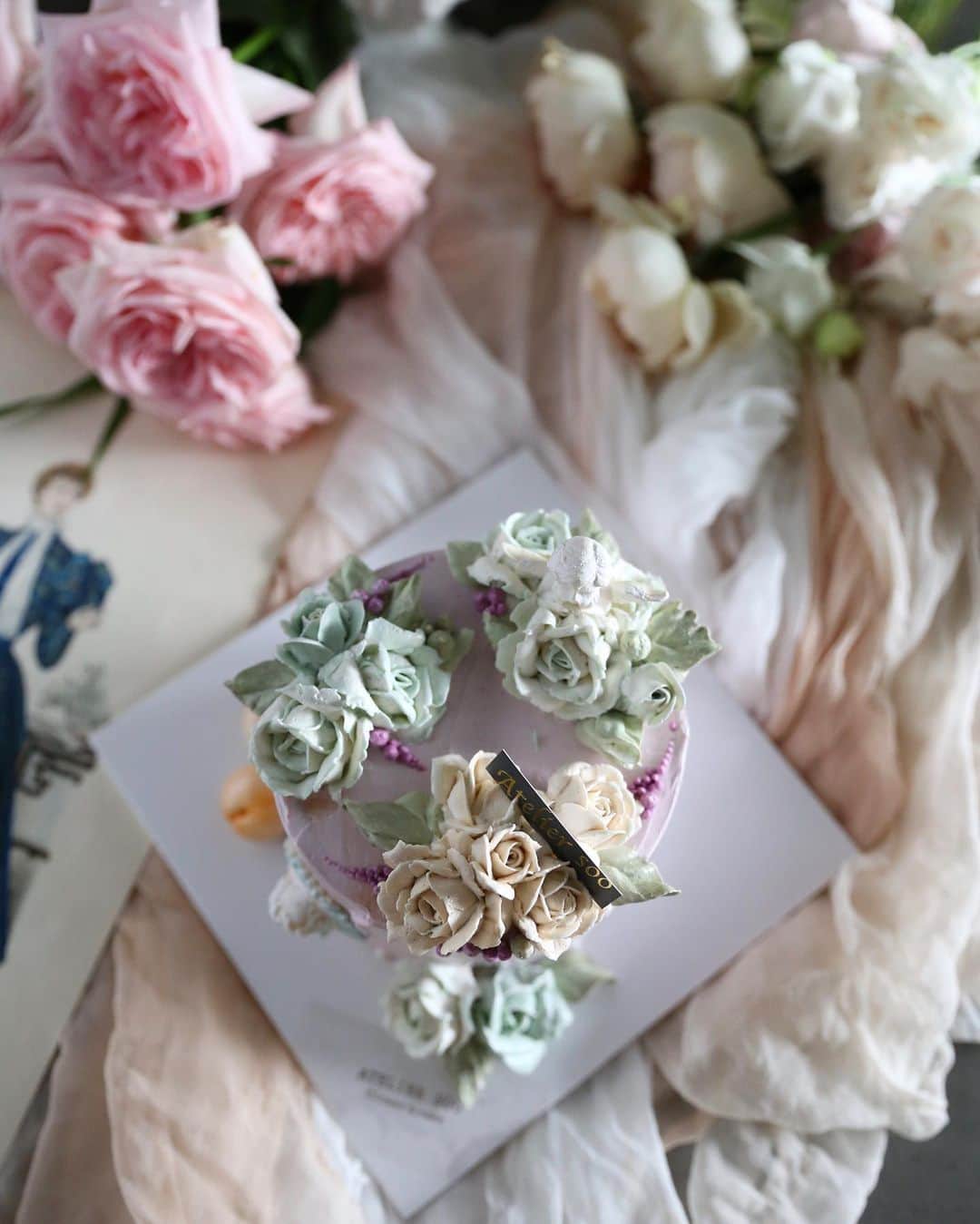 청담 수케이크 (atelier soo)さんのインスタグラム写真 - (청담 수케이크 (atelier soo)Instagram)「ㅡ Sooclass Basic.  사랑스러운두분과 ㅡ #파이핑사랑 #컬러사랑 #플케사랑 #flower #cake #flowercake #partycake #birthday #bouquet #buttercream #baking #wilton #weddingcake ㅡ www.soocake.com vkscl_energy@naver.com」8月3日 17時26分 - soocake_ully