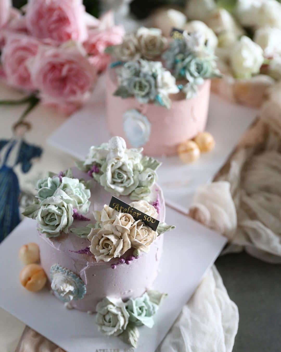 청담 수케이크 (atelier soo)さんのインスタグラム写真 - (청담 수케이크 (atelier soo)Instagram)「ㅡ Sooclass Basic.  사랑스러운두분과 ㅡ #파이핑사랑 #컬러사랑 #플케사랑 #flower #cake #flowercake #partycake #birthday #bouquet #buttercream #baking #wilton #weddingcake ㅡ www.soocake.com vkscl_energy@naver.com」8月3日 17時26分 - soocake_ully