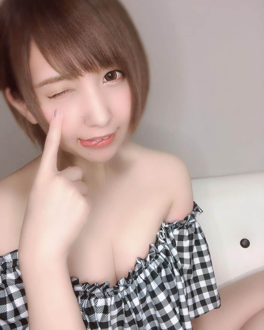 愛原れののインスタグラム：「夏らしいことしたい！！😫🍉🌴🌺 今年まだ家の中でしか水着着てないんだけど！！しかも月1で！！笑 リモート出演の仕事とは言え1人で家で水着着てる時の切なさ半端ない🥺www (でも今月はコロナ対策しながらスタジオから放送出来そうだよ！👏🏻)  そんで私の2020夏どこー？？！🤷‍♀️🤷‍♀️🤷‍♀️ ＊ ＊ ＊ #水着 #夏 #海 #プール #行きたい😫 #ニコジョッキー #愛原れのの本気も本気 #毎月第4月曜 #放送中 #しれっと告知🌈 #前髪戻したよっと #愛原れの」