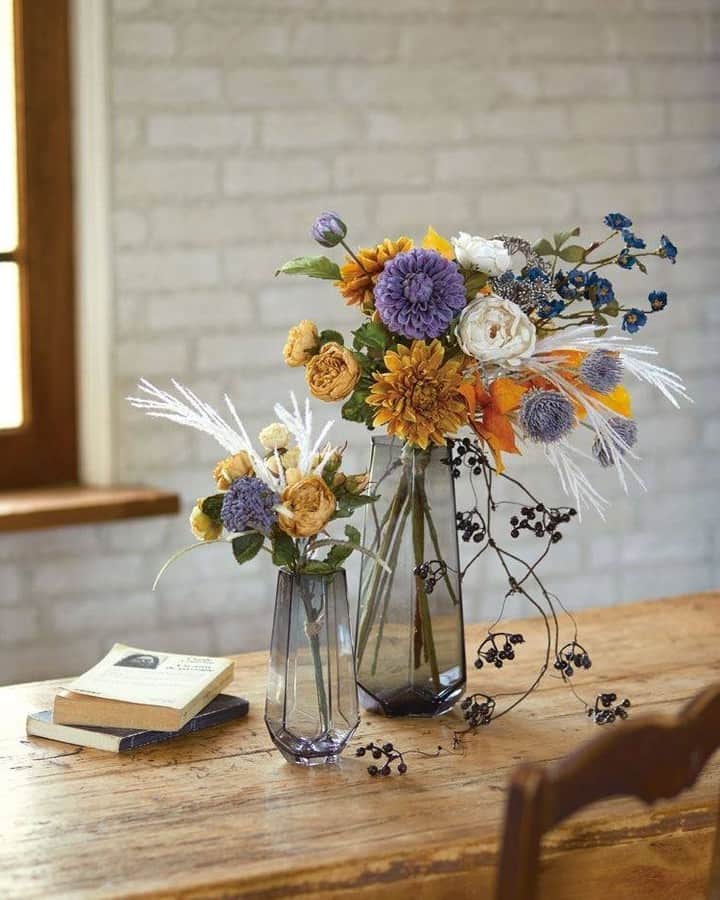 東京堂アーティフィシャルフラワーMAGIQのインスタグラム：「・ 【アーティフィシャルで季節を迎える】 ～Autumn Color Flower (オータムカラーフラワー）～ ・ GW230　ミハウガラス FM5235　サスティナフリルローズ FM822-21　ウォームカラーマム FM1850-10　オペークダリア FM1907-13　ドライドパシュミナローズ FM4281-10　アーティドライミニローズ FM4978-10　ポムフリンジマム FM878　グリースシキミア FM1902-1　リードグラスバンドル FG2175-4　セゾンリーフスプレー FM821-37　ラッスルローズ FM3809-17　ガーデンベリーバイン ・ 【You Tube TOKYODO公式チャンネル】 見て学べて役立つ、お花に関する動画満載❗️ 👇👇👇 https://m.youtube.com/channel/UCyD95_Gb0wQhvTRm9FDJnsQ ✳️【チャンネル登録】お願いします🙇‍♀️ Please subscribe to my channel ❗️ 请注册 ❗️ 채널 등록 고마워요 😁 ・ #TOKYODO #MAGIQ #MAGIQのある暮らし #東京堂 #アーティフィシャルフラワー #アーティフィシャル #アートフラワー #造花 #花のある暮らし #花のある生活  #花好きな人と繋がりたい #フラワーデザイン #フラワーアレンジメント #フラワーアレンジ #アレンジメント #花を飾る #ハンドメイド #インテリア #インテリアフラワー #フェイクフラワー #artificial #artificialflower #flowerofinstagram #flowersoninstagram #autumnflowers #花藝 #꽃스타그램 #조화」