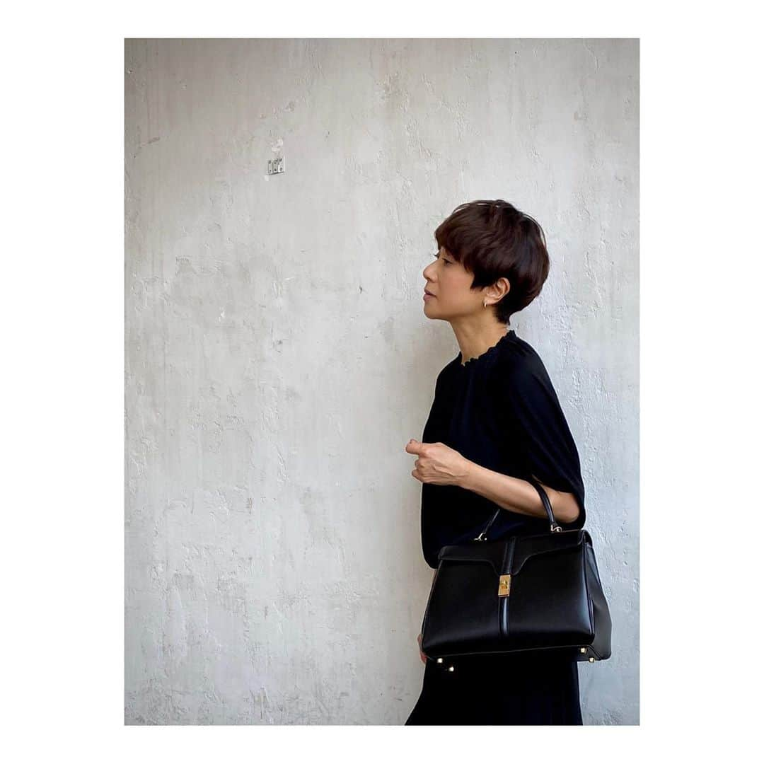 黒田知永子さんのインスタグラム写真 - (黒田知永子Instagram)「. 夏の黒♠️♣️  #celine ﾊﾞｯｸﾞ #celinebyhedislimane  #16 #yunahica ﾜﾝﾋﾟｰｽ  #anndemeulemeester ｽﾆｰｶｰ #夏の黒 #黒田知永子 #chiekokuroda」8月3日 17時39分 - kuroda_chieko