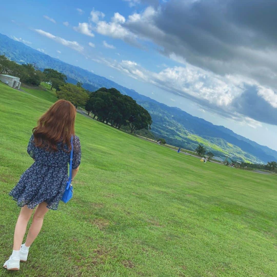 鈴木えりかのインスタグラム：「. 大自然🌳 . . . . #自然 #草原 #nwith #bershka #katespade #code」