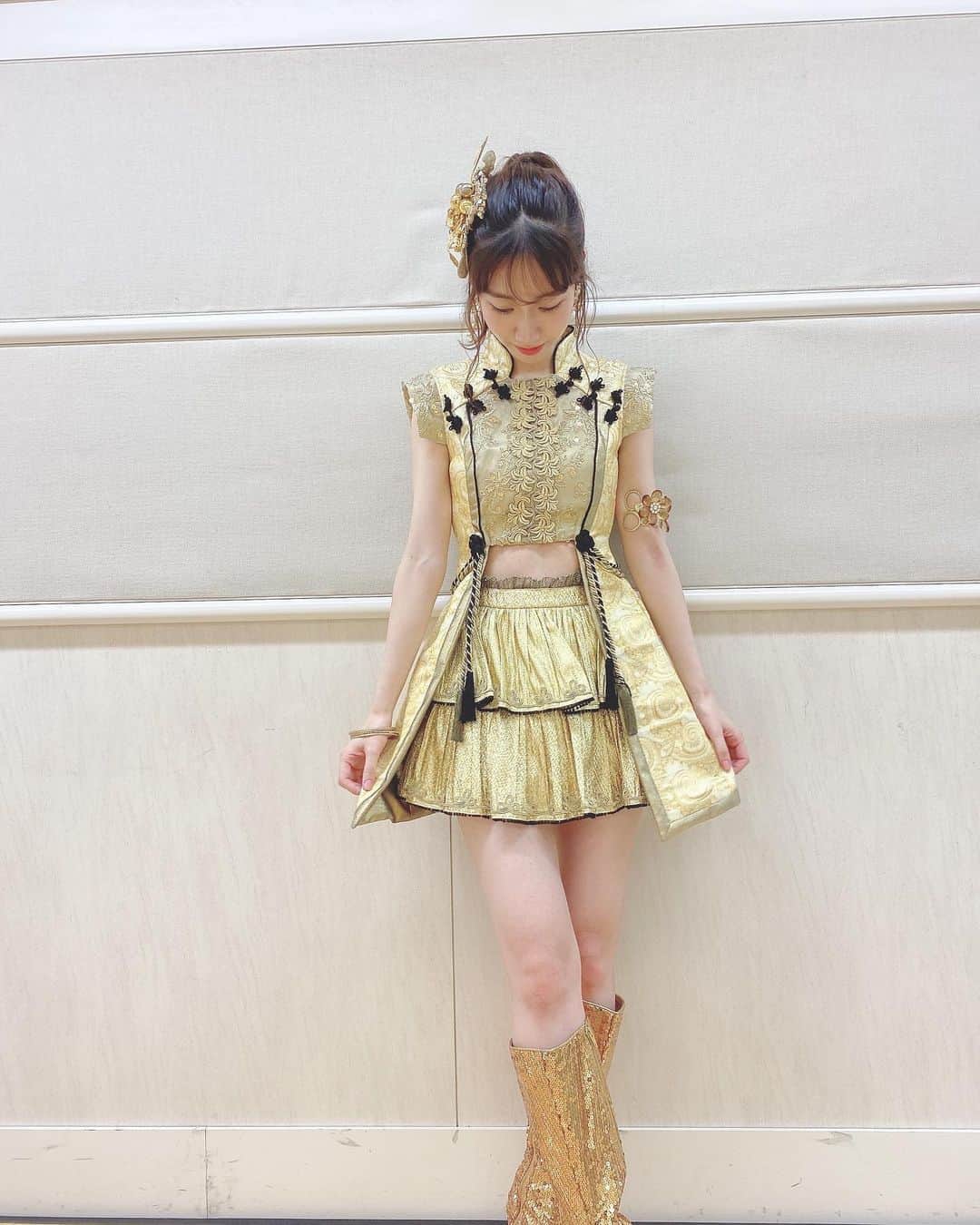 柏木由紀さんのインスタグラム写真 - (柏木由紀Instagram)「. 懐かしのフライングゲット金衣装👑 思い入れのある大好きな衣装です！！☺️✨ キラキラ〜✨ YouTubeの最新動画でもフライングゲット、 踊ってますのでぜひ観てみてくださいませ。 . #akb48」8月3日 17時46分 - yukikashiwagi_official