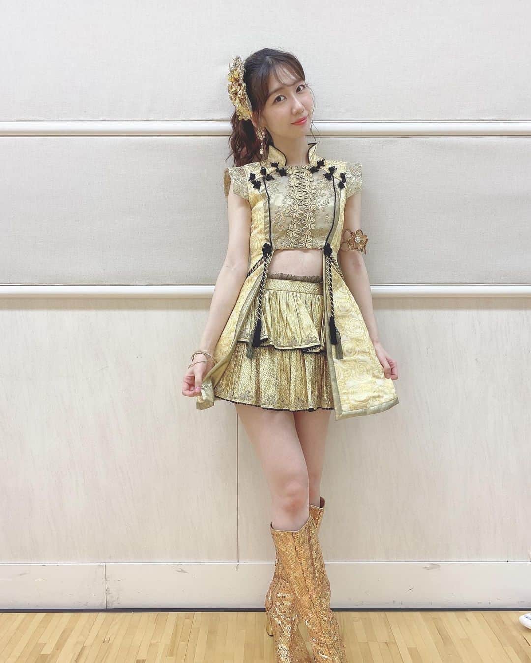 柏木由紀さんのインスタグラム写真 - (柏木由紀Instagram)「. 懐かしのフライングゲット金衣装👑 思い入れのある大好きな衣装です！！☺️✨ キラキラ〜✨ YouTubeの最新動画でもフライングゲット、 踊ってますのでぜひ観てみてくださいませ。 . #akb48」8月3日 17時46分 - yukikashiwagi_official