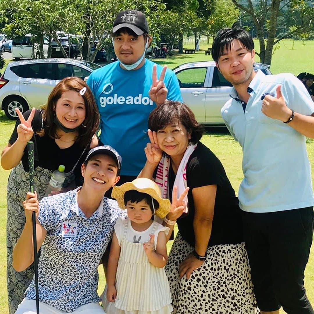 高島早百合さんのインスタグラム写真 - (高島早百合Instagram)「． 2年ぶりに出場した World long drive championship Japan final  in 鹿児島　三豊ゴルフクラブ ． 優勝することができました✨ ． 2年前とは違い、予選は6球を5セットの獲得ポイント制 決勝はトーナメント形式で 一戦一戦、力を出し尽くしながら勝ち上がっていかなければならない、なかなか過酷な試合でした😅 ． 普通のラウンドでは味わえない 独特な緊張感と高揚感で 吐きそうになりながら なんとか勝つことができました😂 ． なんかもっとたくさんの人に ドラコンを知ってもらって 盛り上がったらいいなって思うくらい楽しかったです！ ． 世界大会、あるか分からないけど 上位に入れるように頑張りたいと思います😃 ． でも今日からはプロゴルファーに戻ります！ もしかしたら9月試合出れるかもなので！ 頑張ることがたくさんあって、充実してて楽しい🤩 ． 応援してくださった皆様 ありがとうございました😊 ． 2枚目→三豊ゴルフクラブの社長と今回計測員として暑い中計測してくださった皆さんと 3枚目→男子オープンの部で優勝した三隅選手と✨ 4枚目→男子オープンの部で惜しくも準優勝の豊田選手😣 5枚目→応援に来てくれた女子プロの近藤飛佳里プロとご家族💓 ． #ドラコン #ドラコン女子 #ゴルフ　#ゴルフ女子 #日本一 #volvik #FIDRA #LDJ #krankgolf #渡辺製作所 #triphas」8月3日 17時46分 - sayuri_takashima