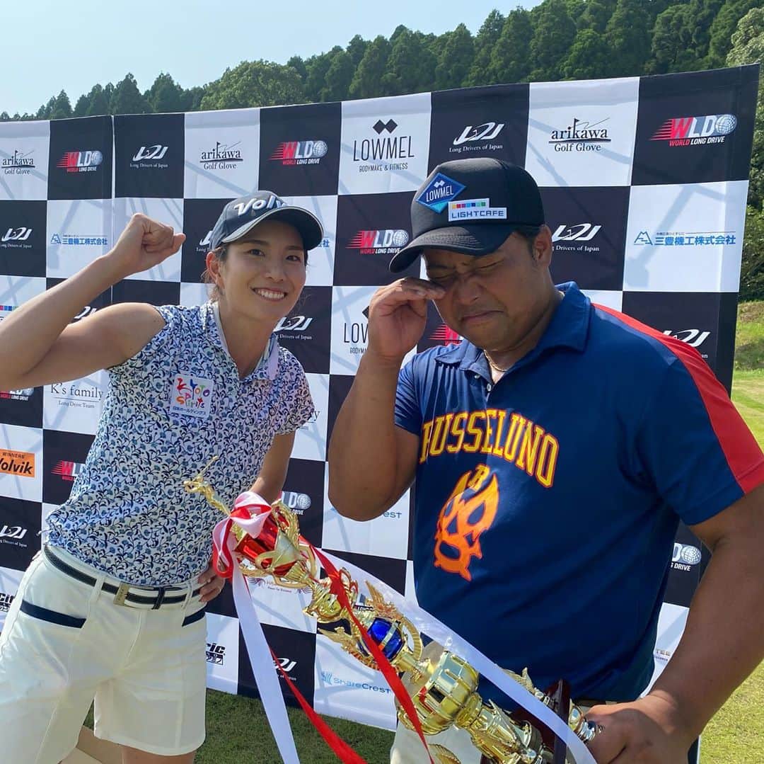 高島早百合さんのインスタグラム写真 - (高島早百合Instagram)「． 2年ぶりに出場した World long drive championship Japan final  in 鹿児島　三豊ゴルフクラブ ． 優勝することができました✨ ． 2年前とは違い、予選は6球を5セットの獲得ポイント制 決勝はトーナメント形式で 一戦一戦、力を出し尽くしながら勝ち上がっていかなければならない、なかなか過酷な試合でした😅 ． 普通のラウンドでは味わえない 独特な緊張感と高揚感で 吐きそうになりながら なんとか勝つことができました😂 ． なんかもっとたくさんの人に ドラコンを知ってもらって 盛り上がったらいいなって思うくらい楽しかったです！ ． 世界大会、あるか分からないけど 上位に入れるように頑張りたいと思います😃 ． でも今日からはプロゴルファーに戻ります！ もしかしたら9月試合出れるかもなので！ 頑張ることがたくさんあって、充実してて楽しい🤩 ． 応援してくださった皆様 ありがとうございました😊 ． 2枚目→三豊ゴルフクラブの社長と今回計測員として暑い中計測してくださった皆さんと 3枚目→男子オープンの部で優勝した三隅選手と✨ 4枚目→男子オープンの部で惜しくも準優勝の豊田選手😣 5枚目→応援に来てくれた女子プロの近藤飛佳里プロとご家族💓 ． #ドラコン #ドラコン女子 #ゴルフ　#ゴルフ女子 #日本一 #volvik #FIDRA #LDJ #krankgolf #渡辺製作所 #triphas」8月3日 17時46分 - sayuri_takashima