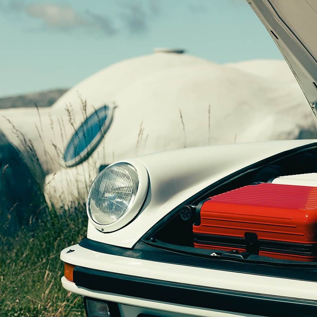 リモワさんのインスタグラム写真 - (リモワInstagram)「Designed for an advanced drive.⁣⁣ ⁣⁣ ⁣⁣ ⁣⁣The RIMOWA Essential Lite Cabin, photographed with the @Porsche 911. ⁣⁣ ⁣Captured by Romain Laprade @romainlaprade.⁣ ⁣⁣ ⁣#RIMOWA #RIMOWAessential」8月3日 18時00分 - rimowa