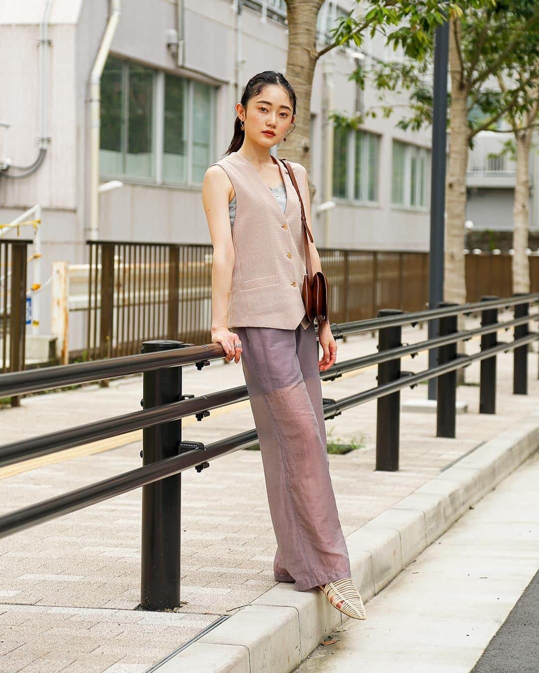 Droptokyoさんのインスタグラム写真 - (DroptokyoInstagram)「TOKYO STREET STYLE⁣⁣ ⁣⁣ Name: @mitsuki__shiina⁣ Occupation: Model (HOLIDAY)⁣⁣ Top: #6ROKU⁣ Pants: #EMMALIMBER⁣ Shoes: #OdetteeOdile⁣ Bag: #COS⁣ #streetstyle#droptokyo#tokyo#japan#streetscene#streetfashion#streetwear#streetculture#fashion#ストリートファッション#コーディネート#tokyofashion#japanfashion⁣⁣⁣⁣ Photography: @keimons」8月3日 18時00分 - drop_tokyo