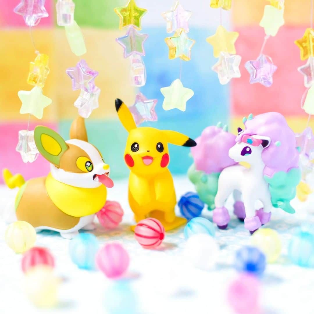 のインスタグラム：「【今日のピカチュウ】 ピカチュウたちは星かざりに興味津々🌟 ポニータのたてがみみたいで、とってもきれい🥰 #pikachu #ponyta #yamper #pokemon #pikachu_snap #photooftheday #star #decoration #pastel #ピカチュウ #ポニータ #ワンパチ #ポケモン #星飾り #パステル #夢かわいい」