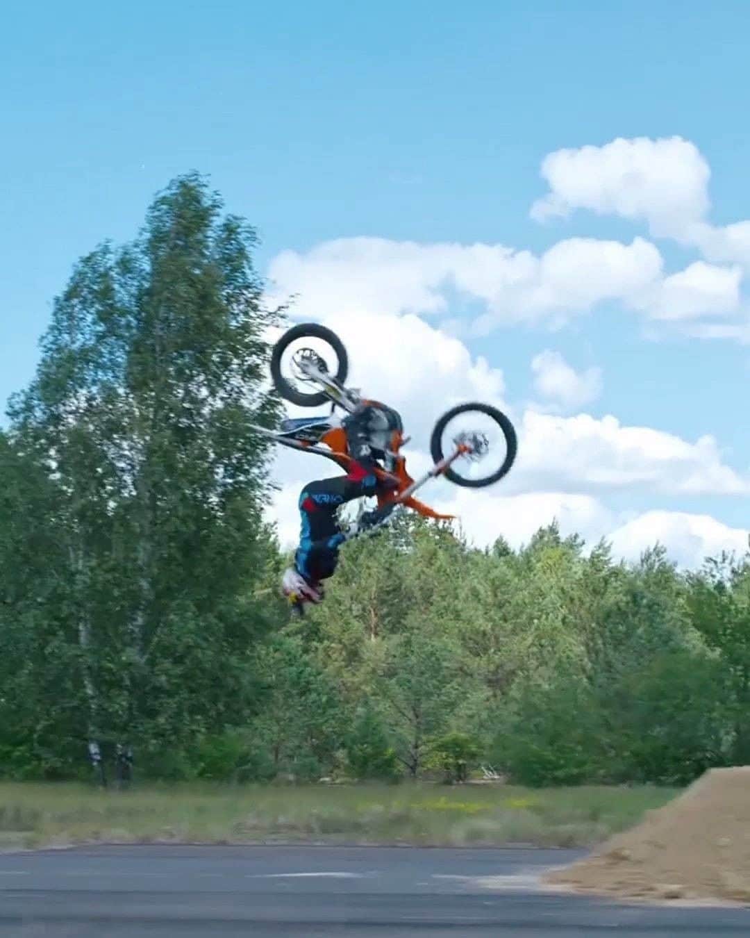レッドブルのインスタグラム：「10 BACKFLIPS IN 30 SECONDS 👏 put your hands together for the new *world record holder* @lucackermann98 🙌 🔥   #redbull #givesyouwings #moto #motorsports #backflip」