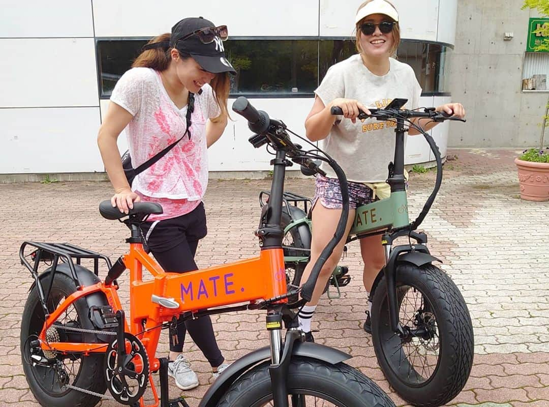 藤森由香さんのインスタグラム写真 - (藤森由香Instagram)「長野県の白樺湖にあるe-bike ツアー@ebike_shirakaba 行ってきました🚵 元スキークロス日本代表の@godaifukui 五大君が始めた白樺湖から霧ヶ峰のツアー、すんごく良かったです😍普段車では通ったことあるけど、結構急な坂が多くて自転車で来れるとは思わなかったな〜！バイクはアシストがついてるから全然楽ちん。あさみはトレーニング込めてほぼアシスト無しで走ってたけど（笑）流石でした🦵💪 このeバイクはオランダ🇳🇱初の @matebikejapan 見た目もかっこ良いしフル充電で80キロくらいは走るみたい！ 途中ニッコウキスゲがド派手に咲いていたのでハイキングもしてきました🌼 高原の色々を知れたし、○○年前の湧き水も味わえるし面白いよ〜！ 白樺湖に来たら絶対体験してみて欲しい👍 💯 @ebike_shirakaba  そして五代くんはカヌー体験も白樺湖でやってるので白樺湖にきたら色々と満喫して下さい🚣 補足:私の両親の蕎麦屋、きみまち庵もカヌーの目の前だよ〜  #長野県#白樺湖#霧ヶ峰#長和町#蓼科町#茅野市 #茅野市観光#お山遊び#イーバイク #ebike#matebike#名前は五大、バイクは10台あります。#湖#nagano#程よい運動 #ニッコウキスゲ#電動自転車」8月3日 17時53分 - yukafujiforest