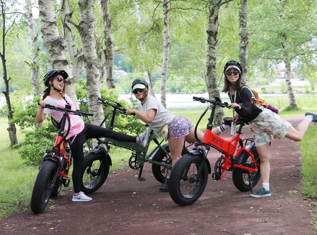 藤森由香のインスタグラム：「長野県の白樺湖にあるe-bike ツアー@ebike_shirakaba 行ってきました🚵 元スキークロス日本代表の@godaifukui 五大君が始めた白樺湖から霧ヶ峰のツアー、すんごく良かったです😍普段車では通ったことあるけど、結構急な坂が多くて自転車で来れるとは思わなかったな〜！バイクはアシストがついてるから全然楽ちん。あさみはトレーニング込めてほぼアシスト無しで走ってたけど（笑）流石でした🦵💪 このeバイクはオランダ🇳🇱初の @matebikejapan 見た目もかっこ良いしフル充電で80キロくらいは走るみたい！ 途中ニッコウキスゲがド派手に咲いていたのでハイキングもしてきました🌼 高原の色々を知れたし、○○年前の湧き水も味わえるし面白いよ〜！ 白樺湖に来たら絶対体験してみて欲しい👍 💯 @ebike_shirakaba  そして五代くんはカヌー体験も白樺湖でやってるので白樺湖にきたら色々と満喫して下さい🚣 補足:私の両親の蕎麦屋、きみまち庵もカヌーの目の前だよ〜  #長野県#白樺湖#霧ヶ峰#長和町#蓼科町#茅野市 #茅野市観光#お山遊び#イーバイク #ebike#matebike#名前は五大、バイクは10台あります。#湖#nagano#程よい運動 #ニッコウキスゲ#電動自転車」