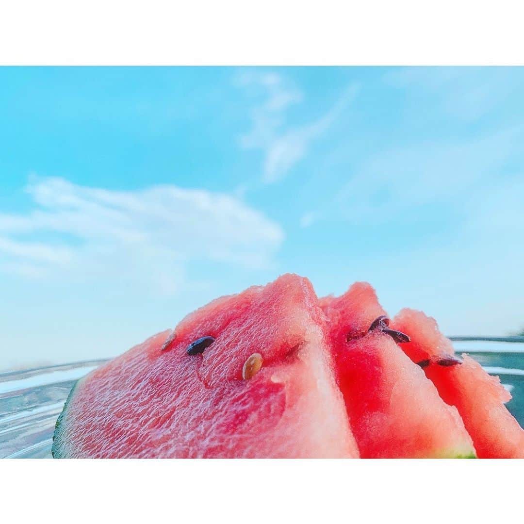 長谷川かすみのインスタグラム：「夏！！！！ ベランダでスイカ食べる🍉！ うちのベランダはよく風が通るから最高に気持ちいい😌  夏はいろんなことしたくなるね〜 BBQとか花火とか海とか！ 出来るかなぁ〜😌😌😌」