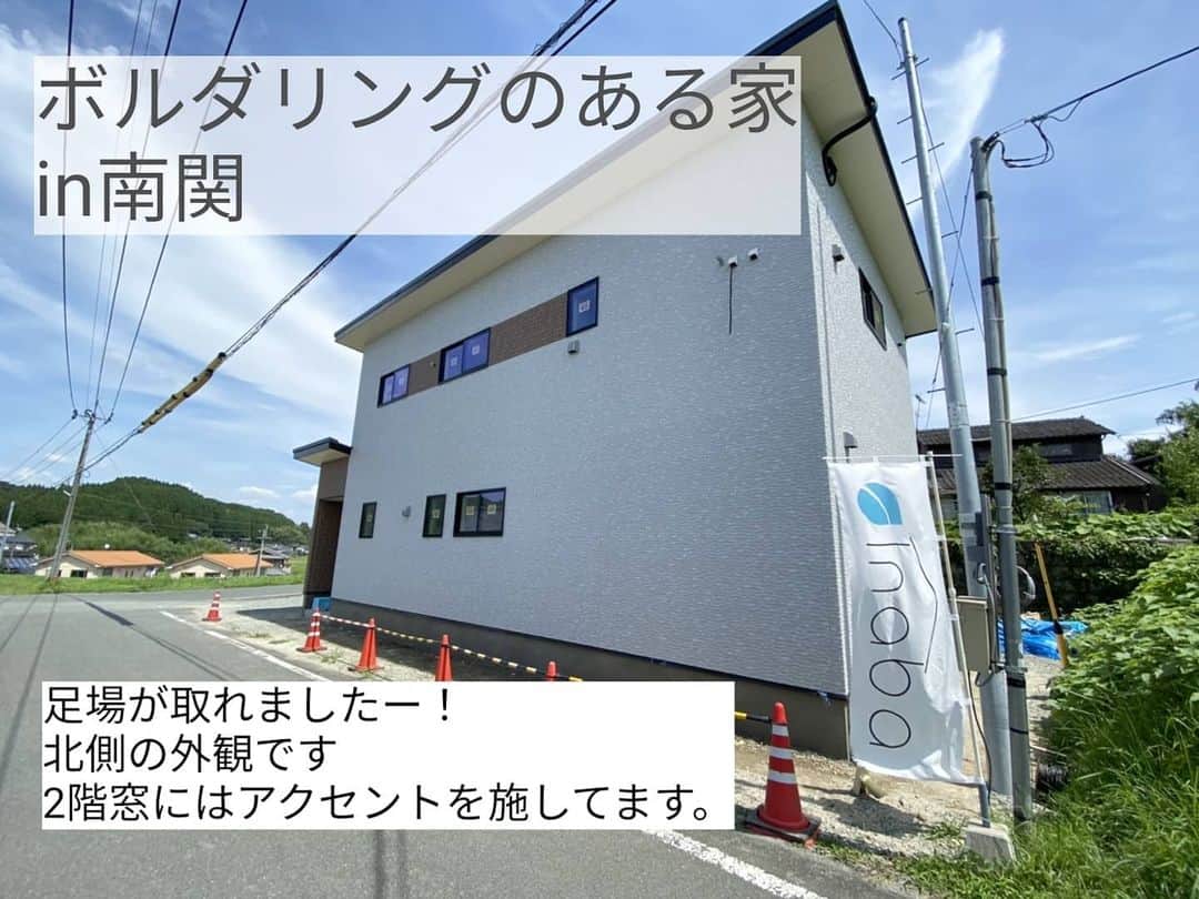 有限会社 稲葉製材住宅のインスタグラム：「ボルダリングのある家　Day31 【外観】 足場が取れました！ 全体像がお出ましデス🥳 次は外回りの工事も進めていきまーす🏃‍♂️🏃‍♂️🏃‍♂️  #外観 #2階建て #楽しい家 #工事の流れ #工事進捗 #木造 #新築 #高性能住宅 #新築 #家 #家づくり #マイホーム #暮らしやすい家 #使いやすい家 #丁寧な家づくり #庭のある暮らし #家具と暮らす #暮らし #楽しい暮らし #ナチュラル #工務店 #注文住宅 #熊本 #玉名 #山鹿 #稲葉製材住宅 #イナバ  家族の未来、地球の未来を考えた家づくり 施工対応エリア 玉名、山鹿、荒尾、熊本市 県北メイン」
