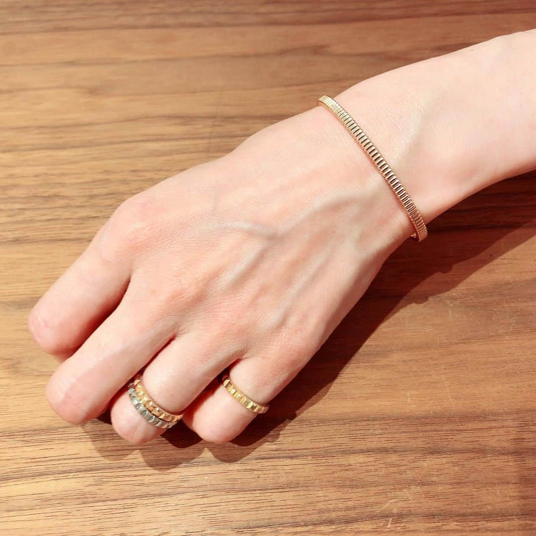 bijouxthreecさんのインスタグラム写真 - (bijouxthreecInstagram)「【BOUCHERON】 クルドパリのリングと、 グログランのバングル。 美しいコーディネートです☺️✨  #boucheron #boucheronring  #ring #bangle  #ブシュロン #ブシュロンリング #バングル #新潟市 #古町 #ビジュースリーク #bijouxthreec #スリーク新潟 #クラッシュアンドカンパニー」8月3日 17時58分 - bijouxthreec