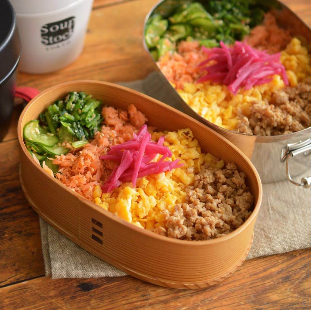 yukiyoのインスタグラム：「2020.8.3* ・ 今日のお弁当 ・ ごま混ぜ塩もみきゅうり、ほうれん草ごま塩和え 自家製鮭フレーク 玉子そぼろ ひき肉そぼろ 自家製紅生姜 お湯を入れる味噌汁つき ・ ・ 昨日は猪苗代湖で湖水浴 久しぶりの晴れに浮かれベランダに洗濯物干して出たら 夕方激しく雨が降った様で 無残にも洗い直すはめに… ・ 今過去最多の洗濯物が室内干しになってます😂 ・ ・ そんな訳で今日は簡単そぼろ弁当 ・ ・ 今週・今月もよろしくお願いします。 ・ ・ #お弁当 #obento #bento #lunch #lunchbox #onthetable #japanesefood #暮らし #曲げわっぱ #lin_stagrammer #ロカリ #おうちごはんLover #マカロニメイト #IGersJP #シーガル #そぼろ弁当」