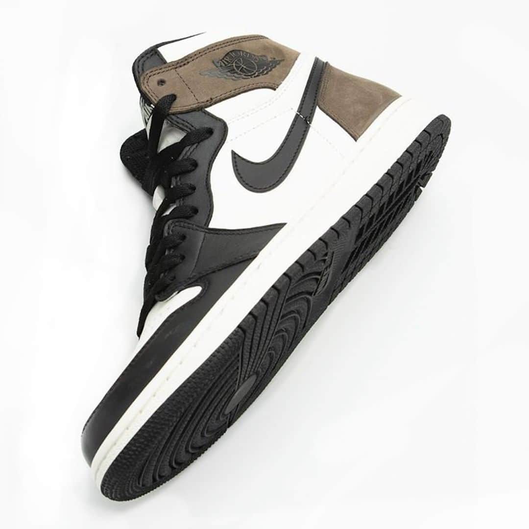 Sneaker Newsさんのインスタグラム写真 - (Sneaker NewsInstagram)「The upcoming Air Jordan 1 Retro High OG "Dark Mocha", set to drop later this year, borrows the color palette from Travis Scott's collaboration (itself borrowing from the Trail End Brown SB Dunks). Are these a must-have? For a closer look at this release, tap the link in our bio.」8月3日 9時01分 - sneakernews