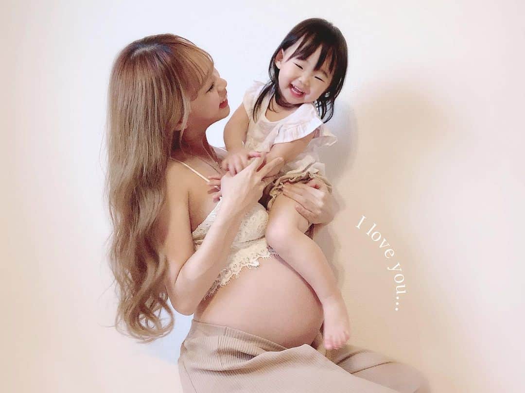 さっぴちゃんのインスタグラム：「... 𝐦𝐚𝐭𝐞𝐫𝐧𝐢𝐭𝐲 𝐩𝐡𝐨𝐭𝐨 & 質問返し⑅... . . あかりと撮ってある写真、まだ載せてない物が あったり、他にもお洋服やら色々と下書きが 30枚くらい溜まっている...。　←溜めすぎ💬(笑) . 昨日も夜から朝方まで息子が抱っこマン だったので、息子を片手にDMのお返事を少し🤣♡ . . Q)私も2人子どもがいます。大変そうな状況でも いつも可愛いと言っていて器が大きくて尊敬してます。 イライラしたりもうやだって思うことはないですか？  A)イライラすることもありますが、基本的には 何かあっても、あらやだ〜ママ困っちゃう〜🤪🙌 みたいな感じで結構笑って流してます(笑) 嫌だと思うことは無くて、このやろ！って 思うことがあっても、子どもが元気に生きてる証拠で 腹が立つのも幸せなことだ！と思うようにしてます🕊 やたら考え方がポジティブなだけで 尊敬して頂ける程の事は何もしていないです😭！ . . Q)ふざけておもちゃでぶたれた時や 投げられた時は怒りますか？遊びの延長みたいに うちの子もよくおもちゃを投げつけてきます。  A)ふざけてる時は、友達の子どもや他の人に 同じことをしたら困るので、怒るというよりかは 危ないし痛いからやめようね〜！くらいに 軽めに注意してます👧🏼🎀 何か気に入らないことがあった時にわざと おもちゃ使って攻撃してくる時は、怒ります😤 . . Q)3人目妊娠中で、ほんの少し動いただけで バタンキューって感じなのですが可愛すぎて 綺麗すぎて、妊婦だけどそういうことはないのですか？  A)ご懐妊おめでとうございます👶🏼♡♡♡ 2人育児しながらの3人目妊娠中だなんて絶対 疲れますし、むしろ沢山休んでください😭 わたしの場合はあかり1人だったのと、体調が 悪かったり疲れても、休むとそこから二度と 動けないくらい究極にダラダラしてしまうので😂 やることが溜まらないように、少し無理して 家事をやったり外に出たりしてました💡 . . Q)おままごとのおもちゃはどこで買いましたか？  A)おままごとセットは、あかりの出産祝いで 頂いたのでどこの物なのか分からずで😭 お答えできずにすみません😭 . . Q)チョコムースどこで買いましたか？ A)ヤオコーでございます(ˊᵕˋ⑅) . . Q)手作りリース可愛いですね♡ 造花は100均で揃えましたか？  A)嬉しいです🥺♡リースの土台も造花も100均です❤︎ . . Q)肌着はもうぱっちんするのじゃないですか？  A)あかりはそんなに汗をかくタイプではなくて お外に出て汗をかいて帰ったら、 すぐお洋服を着替えさせるので、普通にTシャツ1枚で 着せてしまっております(☉౪ ⊙)！！！ . . Q)ネックレスどちらのですか？ A)小さい滴型のネックレスは4°cです❤︎ . . まだありますが、残りはまたお返事します🎀 1つ1つの返信できませんと前に書いてからも 嬉しいDMを沢山頂いて、いつもニヤニヤ しながら読ませていただいてます(*∩ω∩)♡♡ . 全部スクショして保存して、気持ちですが ハートマークのお返しだけしてます♥️ . 出産の応援やお祝いメッセージも 沢山本当にありがとうございました🥺♡♡♡ . . ………………………………(♡)……………………………… .」