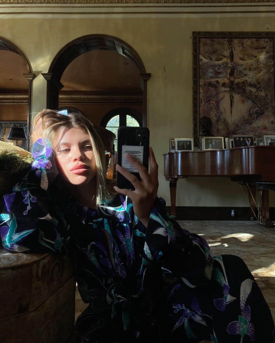 ソフィア・リッチーのインスタグラム：「Friendly reminder to wear sunscreen even when indoors」