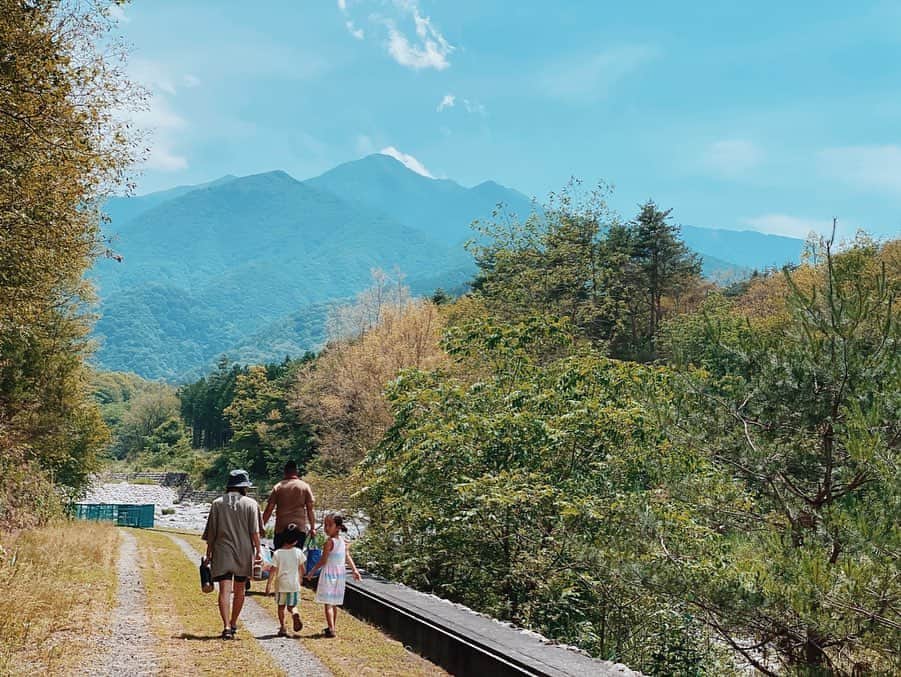 高橋菜摘のインスタグラム：「. 川編🎣 南アルプスの景色と空気 それから素敵なキャンプ場🏕 川遊びに最高な川！ 子連れキャンプに遊びやすい 浅めの川は必須です♡ そんなとこも好きな理由。 @amanayu_camp  またいこか。 またいくね。 連れて来てくれてありがとう #amanayu2020  . . . #キャンプ #キャンプ場 #北杜市  #川遊び #南アルプス #クワガタ  #自然 #自然 #夏休み #アウトドア #グルキャン #ファミリーキャンプ」