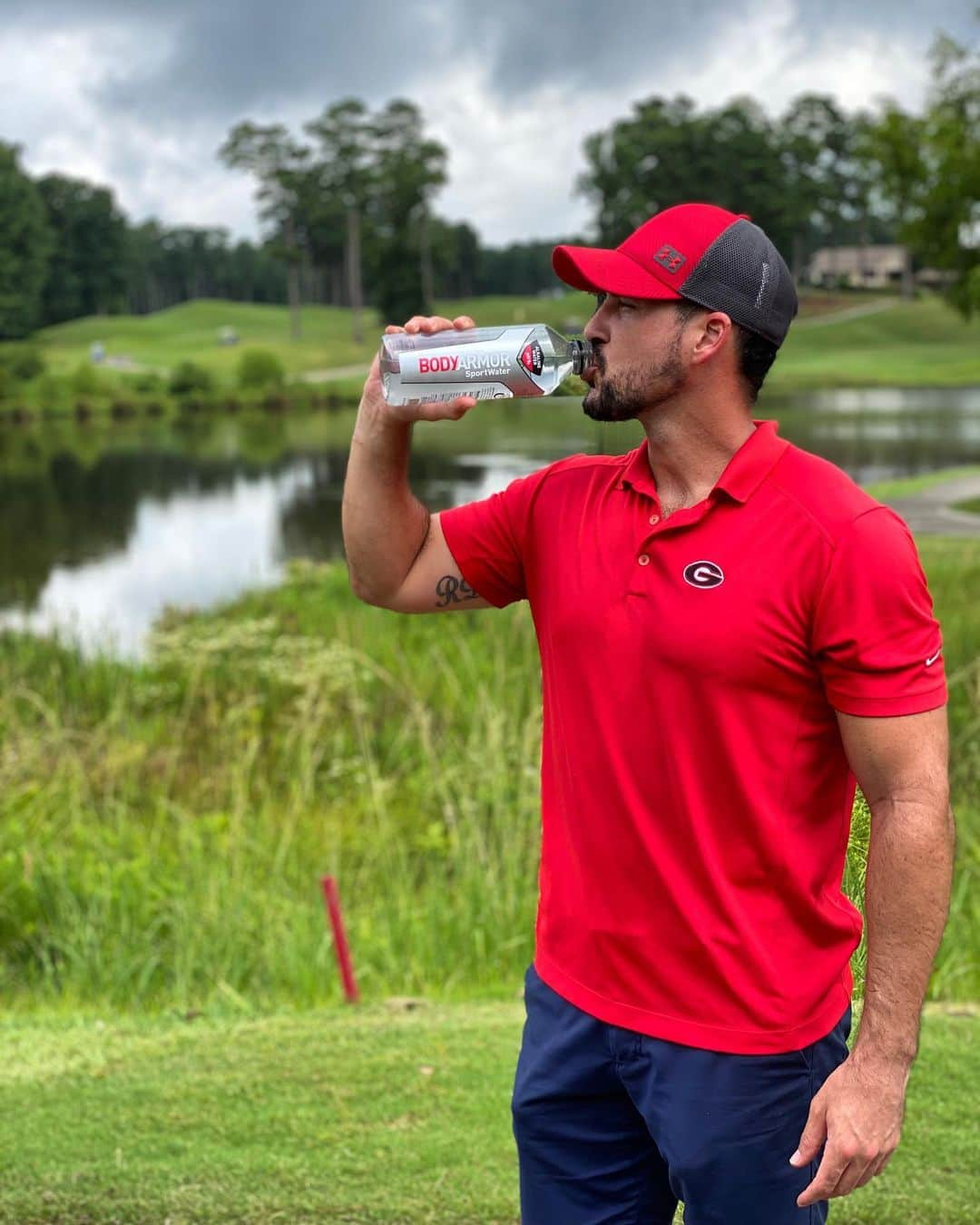 ジョッシュ・マレーのインスタグラム：「It’s nice to get back on the golf course down here in Georgia, but this summer heat is draining me 🥵 Make sure you hydrate people! @drinkbodyarmor is my go to water, go grab some at @walmart and electrolyte up.  And then come challenge me 1 on 1 😎 #OnlyYouCan」