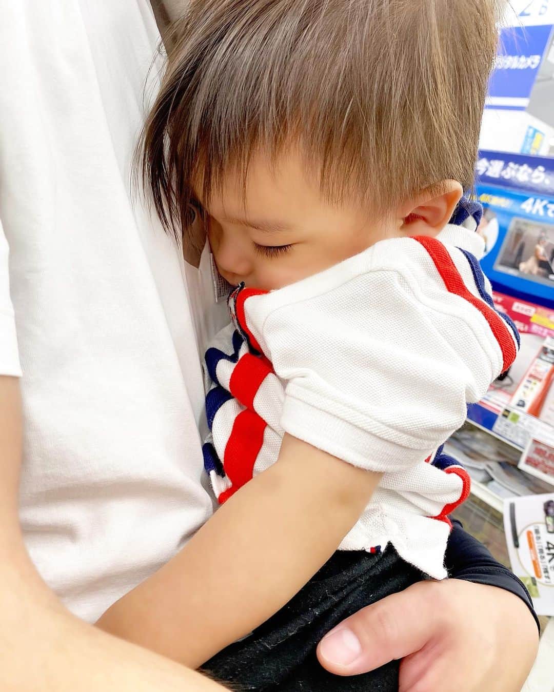 Momoeのインスタグラム：「. .  いっぱいはしゃいで 疲れちゃったから休憩😴‼️ . . #happy #家事 #育児 #family #家族 #boy #smile #男の子 #息子 #code #love #lucky #kids #子供 #thankyou #宝物 #ベビー #fashion #follow #心 #縁 #パパ #ママ #家族写真 #男の子ママ #赤ちゃん写真 #photo #子育て #1歳 #flower」