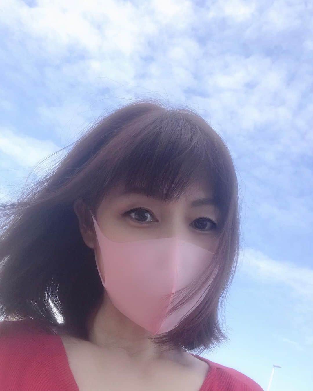 富岡美羽のインスタグラム：「おはようございます☀ 今、毎朝自宅を6:30に出発して車で1時間程走った病院に放射線治療に通ってます🚗 放射線治療は約一か月間続きます。 その病院は海の傍にあって、道も広くて車を走らせるにはとっても気分がいいです😊✨ 重ねて今日は手術した病院に移動して更に診察💦一日病院💦  でも今日は爽やかな青空、それからオシャレで気遣いのある素敵な病院と、何より優しい医療関係者の方々のおかげで、気分はハッピーです♬  医療関係者の皆様もお疲れのはずなのにいつも笑顔で接してくださることに本当に有り難いな。。と心から感謝でいっぱいになります^ ^  #乳癌  #富岡美羽  #頑張るぞ」