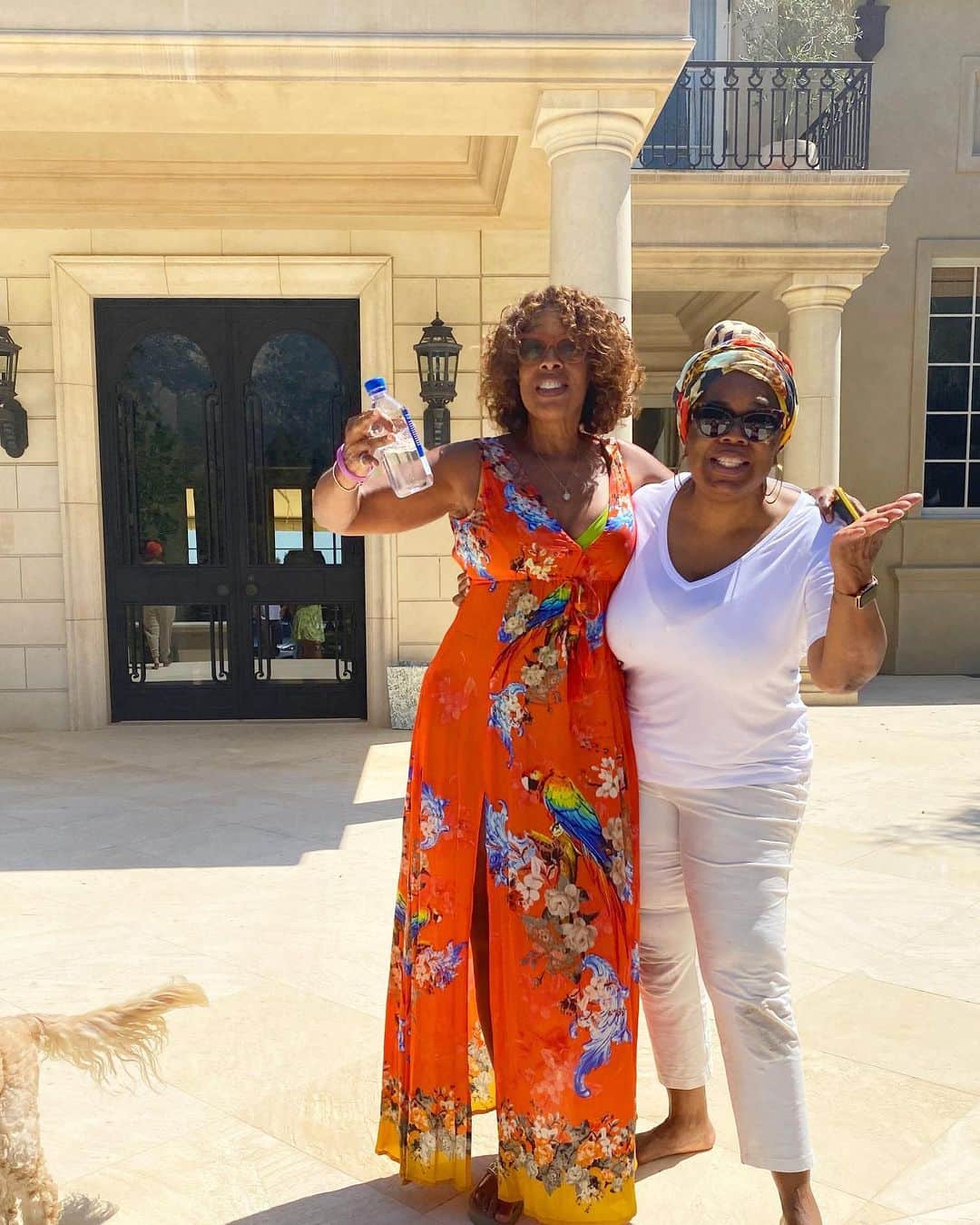 オプラ・ウィンフリーのインスタグラム：「@gayleking and fam (all just tested negative for Covid on Thursday) are now headed for some family time!」