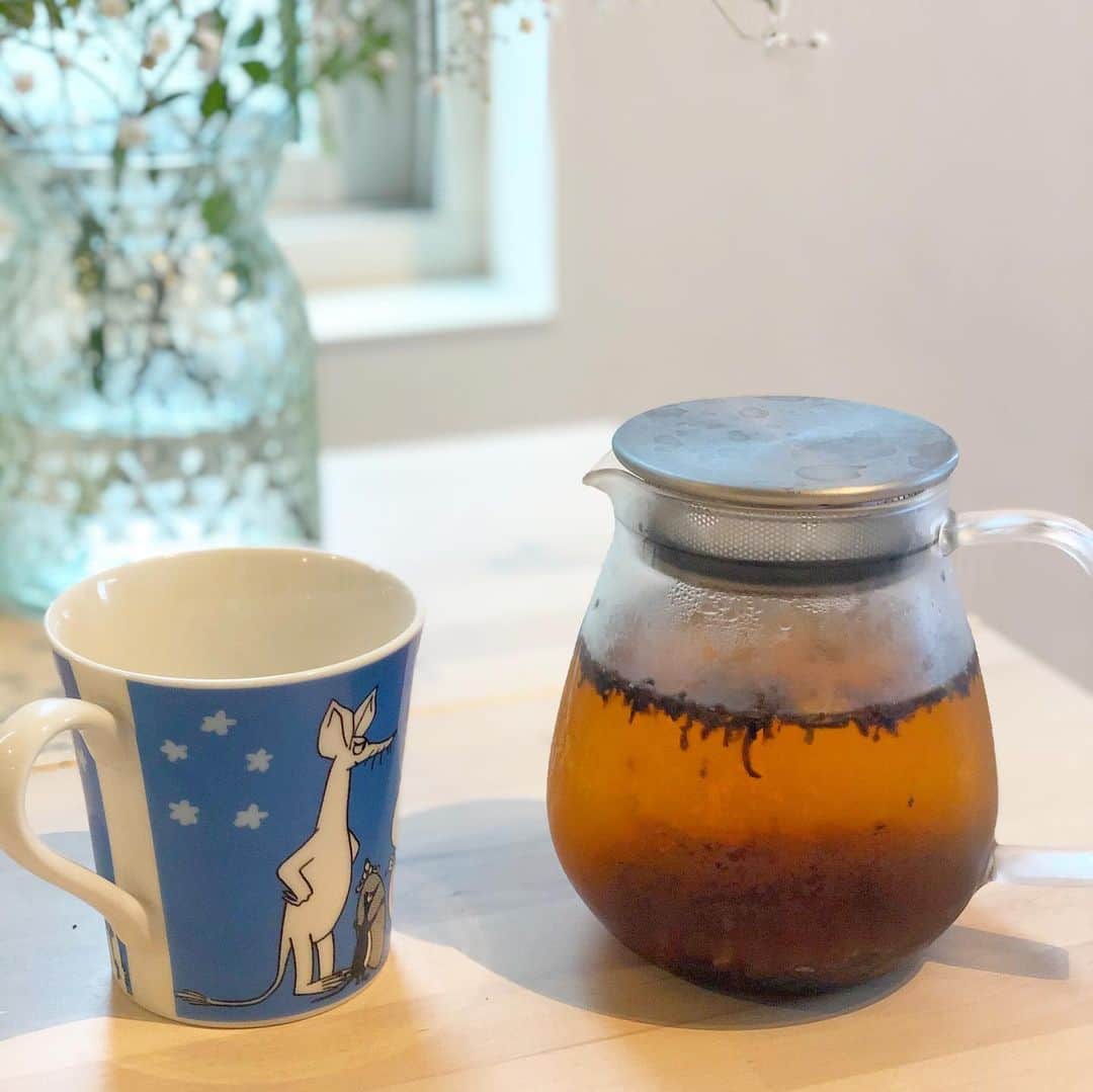 ecomfort（エコンフォート）さんのインスタグラム写真 - (ecomfort（エコンフォート）Instagram)「水出しの紅茶はいかがですか？  暑い日、水分補給は欠かせませんね！ いつもの麦茶では飽きてしまう もっと午後の時間をゆっくり過ごしたい方に 水出しの紅茶をおすすめします！  アジアからの紅茶と白茶の葉茶、バラの花びらやブラックカランとの葉、ルバーブ、イチゴ、パッションフルーツをブレンドし、 フルーティで香り高く、苦味が少ないお茶です  ハーブティーが少し苦手な私でも、とても飲みやすいです！  爽やかな紅茶で、午後のティータイムはいかがでしょうか？  価格:	¥1,836 (税込)  . . . ✎プロフィールから詳しいサイズやお値段などの情報をご覧頂けます→@ecomfort_eoct . #ecomforthouse🏠 宮下織絵  #エコンフォート #ecomfortHouse #サスティナブル #サスティナブルショップ #エコ　#サスティナブルな暮らし #暮らしを楽しむ #丁寧な暮らし #おうち時間をもっと快適に　#おうち時間をもっとたのしく #おうち時間 #テレワーク #リモートワーク #在宅勤務　#北欧 #今日の買い物が未来を変える #ホームデトックス」8月3日 9時23分 - ecomfort_eoct