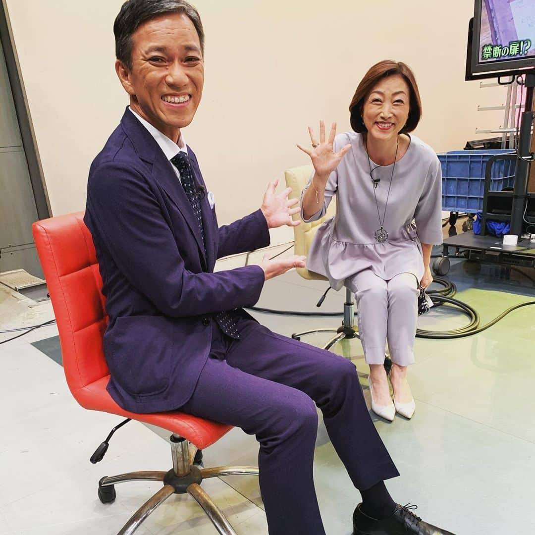 田中ウルヴェ京さんのインスタグラム写真 - (田中ウルヴェ京Instagram)「昨晩はMr.サンデーでした。 久しぶりに八代英輝さんと一緒でした。同年代だし、ご近所だし、色々つながりがあり出番前にお話でき楽しかったです。😊 八代さん小顔だから遠近使って写真撮らせてもらった。😁 今日の衣装は生地がパリッとしててシンプルなのに光沢感あって、でも着易くてステキでした。#16ave #16avenue #衣装」8月3日 9時33分 - miyako.tanaka.oulevey