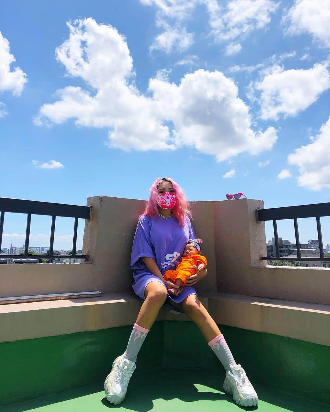 miniさんのインスタグラム写真 - (miniInstagram)「☁️💙☁️💙☁️💙☁️ 💜🤘🏾🧡 @shoma3 のブランド @suxsox コーデ🔫 LSD💘💜🌞🤪 アリエルにも👶🏽🧡 @suxsox_for_children  SUKINADAKENERU🍼💤 #suxsox #suxsoxgirl #suxsoxchildren #babysuxsox #baby #ootd #sky #みに服 #バルコニー #coordinate #ソックス #ベビー服 #ロンパース #ape #monnalisa #worldtripexpress #親子コーデ #ママ #ママコーデ」8月3日 9時34分 - mini.stagram