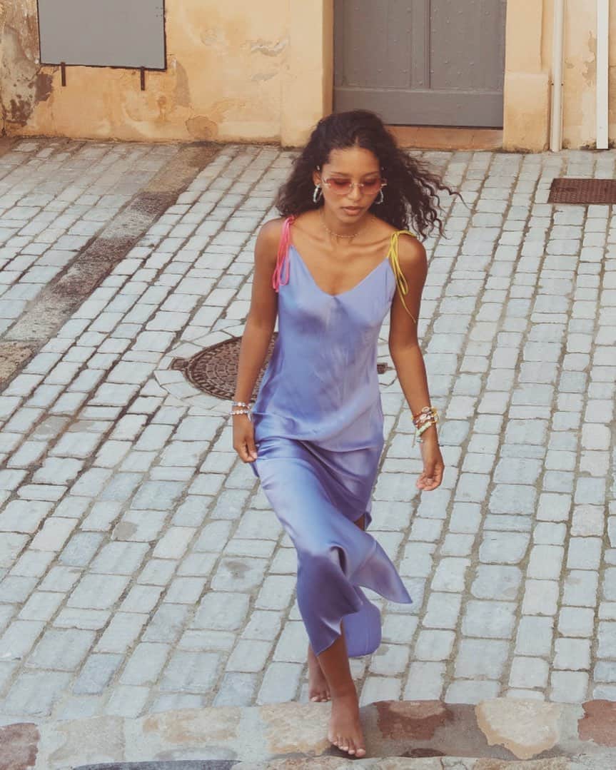 ダニジョーのインスタグラム：「Barefoot in silk was her thing➰ #dannijogirls」