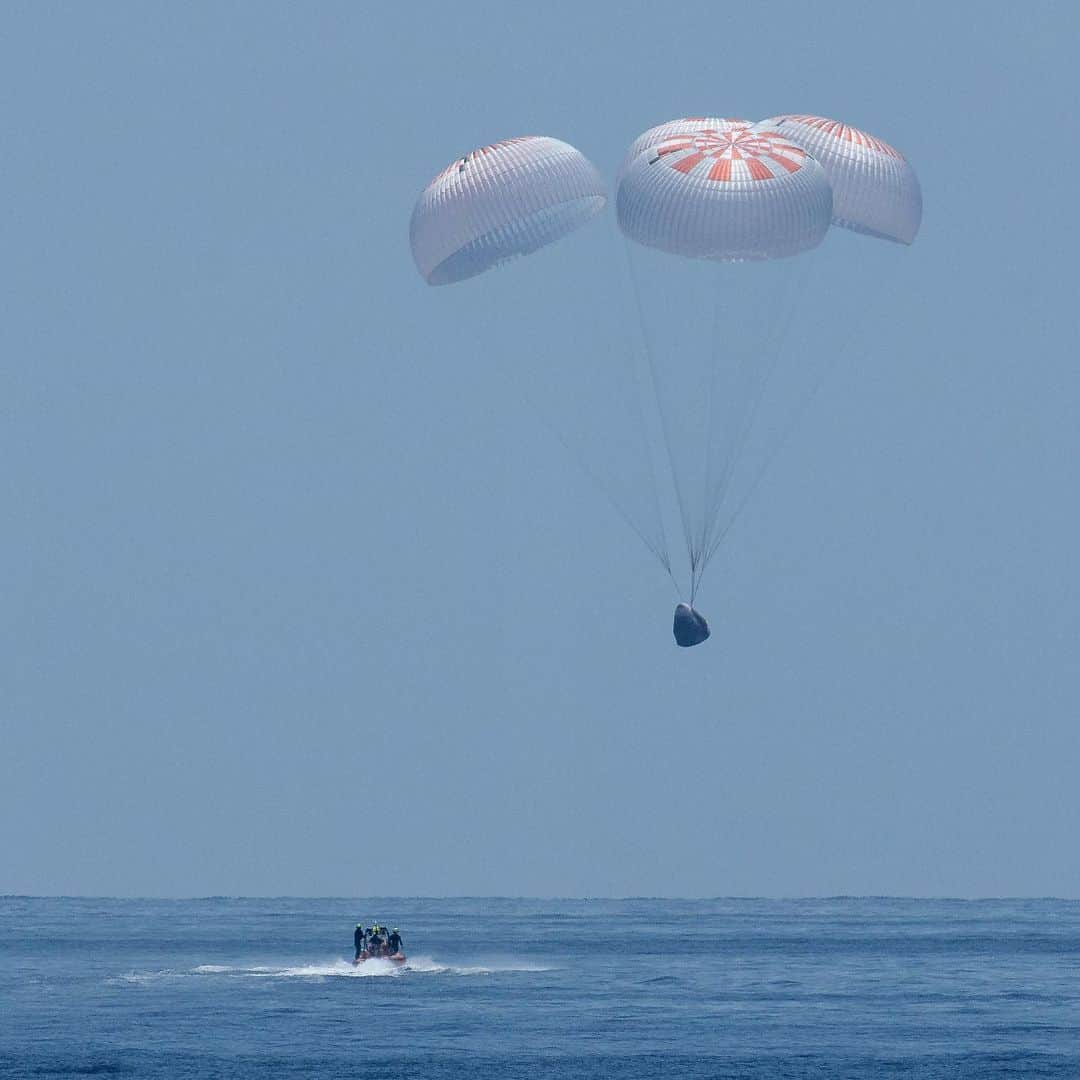 NASAさんのインスタグラム写真 - (NASAInstagram)「📍Current Location: Planet Earth⁣  ⁣ @NASAAstronauts Robert Behnken and Douglas Hurley (@Astro.Doug) — a.k.a the "space dads" — returned to Earth aboard their @SpaceX Crew Dragon capsule Endeavour today. After splashing down in the Gulf of Mexico at 2:48 p.m. EDT, they returned to @nasajohnson to reunite with their families.⁣  ⁣ This #LaunchAmerica mission marks the return of human spaceflight from U.S. soil for the first time since 2011.⁣ ⁣ Credit: NASA/Bill Ingalls⁣ ⁣ #NASA #MakingASplash #WelcomeToPlanetEarth #Astronauts #NoPlaceLikeHome #History #SpaceX⁣」8月3日 9時35分 - nasa