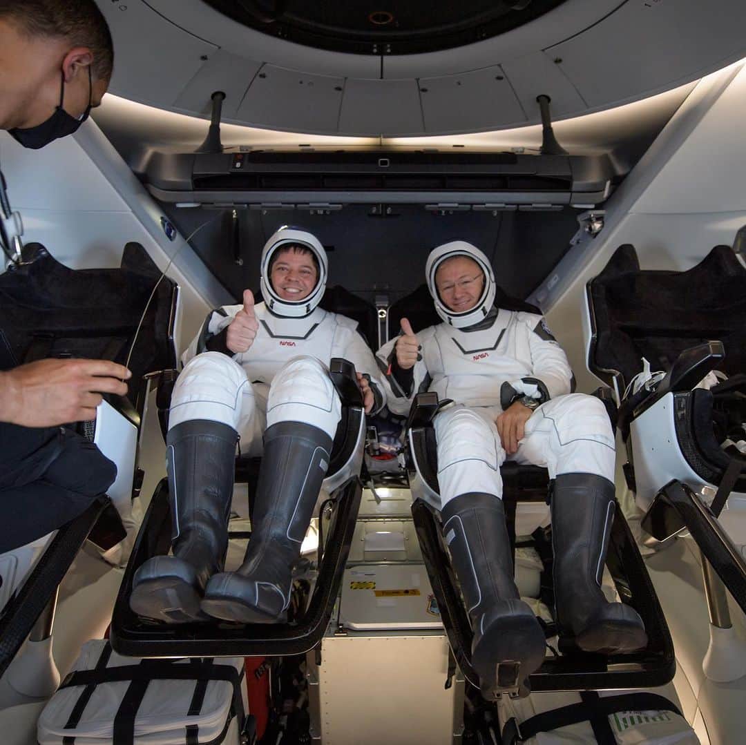 NASAさんのインスタグラム写真 - (NASAInstagram)「📍Current Location: Planet Earth⁣  ⁣ @NASAAstronauts Robert Behnken and Douglas Hurley (@Astro.Doug) — a.k.a the "space dads" — returned to Earth aboard their @SpaceX Crew Dragon capsule Endeavour today. After splashing down in the Gulf of Mexico at 2:48 p.m. EDT, they returned to @nasajohnson to reunite with their families.⁣  ⁣ This #LaunchAmerica mission marks the return of human spaceflight from U.S. soil for the first time since 2011.⁣ ⁣ Credit: NASA/Bill Ingalls⁣ ⁣ #NASA #MakingASplash #WelcomeToPlanetEarth #Astronauts #NoPlaceLikeHome #History #SpaceX⁣」8月3日 9時35分 - nasa