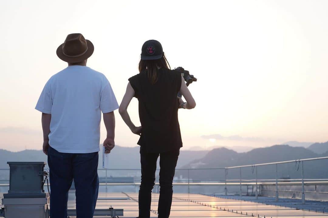 HIPPYのインスタグラム：「あと3日﻿ そして3日後以降の﻿ 未来へ﻿ 広島の景色を夕焼けを多くの方に届けたいと思ってます﻿ ————————﻿ HIPPYスケジュール﻿ TJ HIROSHIMA 8月号 インタビュー掲載﻿ 8/3（月）18:00～FM長崎「colors」生電話出演！﻿ 8/3（月）22:57～RCCテレビ「跳べ！ドラゴンフライズ」﻿ 8/6 （木）19:30～NHK総合（中国地方）「れいわのへいわソング」﻿ 8/6 （木）20:30～「HIROSHIMA 75th PEACE LIVE」﻿ 8/7（金）19:30～NHK総合（中国地方向け）「(特番)1945ひろしまタイムライン夏」﻿ 8/9（日） 15:30～NHK総合（全国放送）「れいわのへいわソング」﻿ 8/10（月）22:57～RCCテレビ「跳べ！ドラゴンフライズ」　﻿ ————————﻿ HIPPYホームページ﻿ http://hippy-web.com」