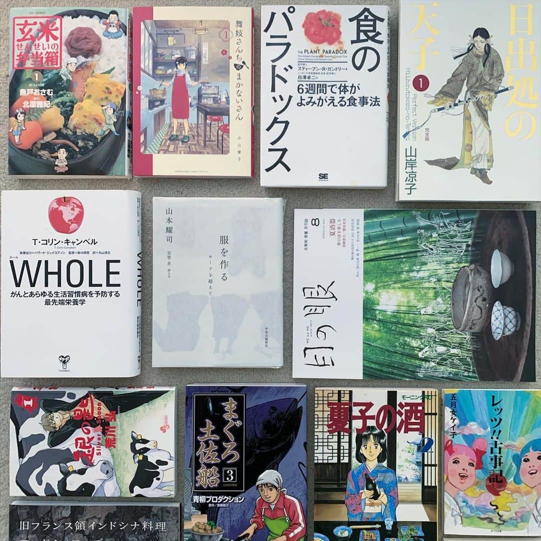 のインスタグラム：「. みなさんに教えてもらったオススメマンガたちのお陰で、 涙と感動に包まれたとても充実した時間を過ごしています。 本当にありがとうございます！  一度に注文すると大変なことになるので、少しずつ。 やっぱりKindleより紙で読みたいから。  装丁から素敵な「服を作る」は、大尊敬する山本耀司さんの著書。 「命と引き換えに服をつくっている。」 重みのある言葉たちに痺れてばかり。  わたしが10代の時にバイトをしていたカフェに 毎日のようにいらしていて、 「わたし、ヨウジヤマモトの服を買うためにバイトしてます！」 って喉まで出かかったけど言えなくて。 カードのお支払いサインがまさにブランドのサインだったから、 こっそり何度か持って帰ってきちゃってた。 お会計、合わなかっただろうなぁ、、、。」