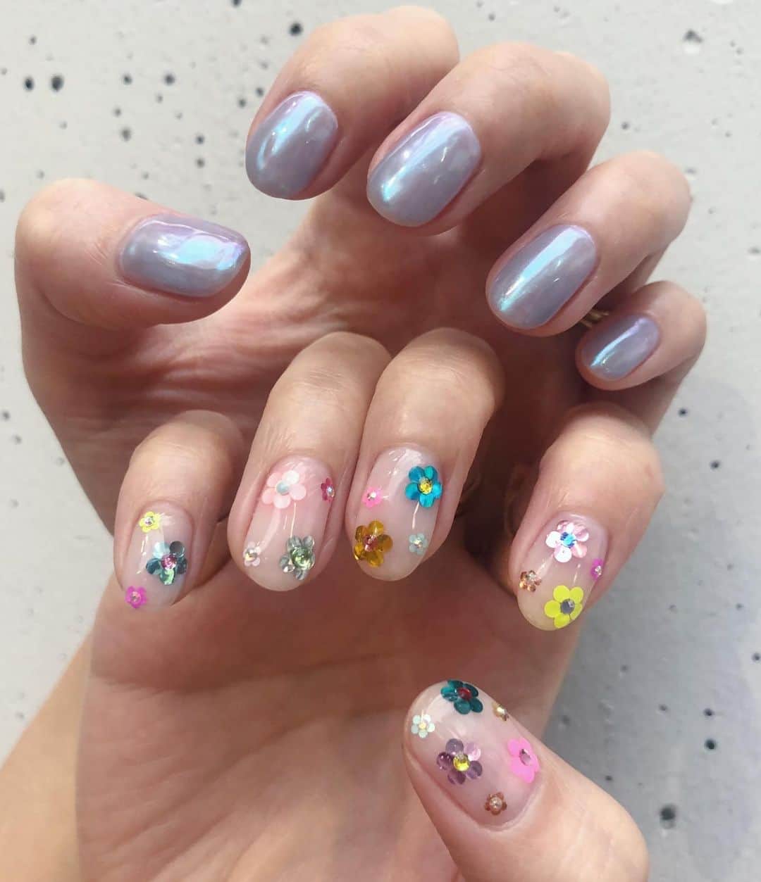 のインスタグラム：「90min/105min  メタリック・パステル・ネオン系のホログラムを詰め込んで🌼 昔から個人的にホログラムが大好きなので、豊富に取り揃えてます💿📀🕺🏼💃🏼」