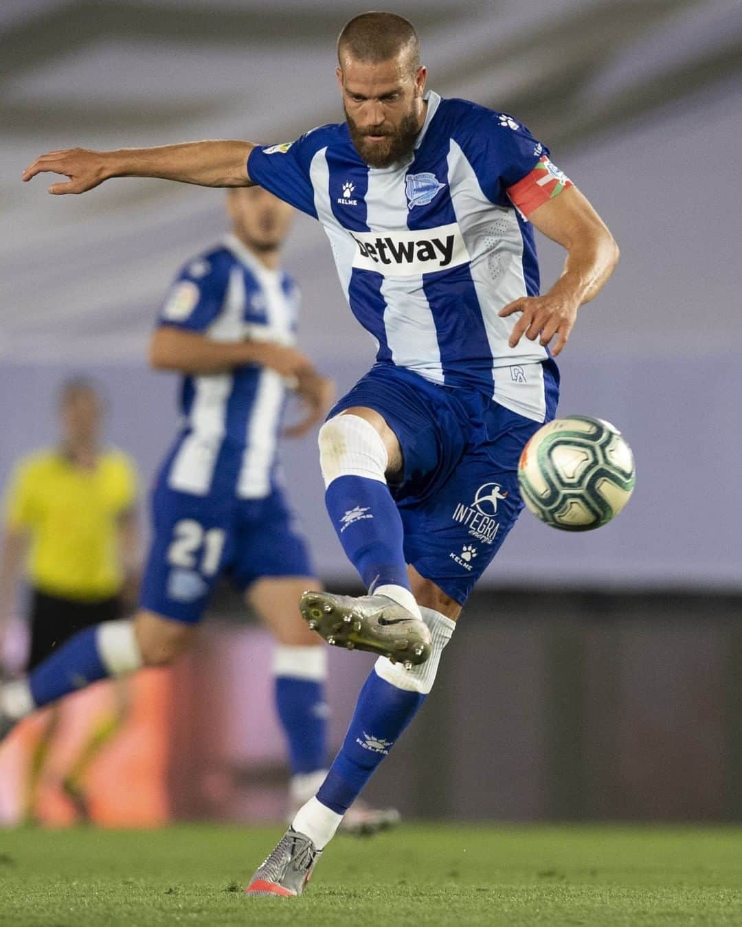 LFPさんのインスタグラム写真 - (LFPInstagram)「A DEFENDER, a LEADER! 💙 • ¡Un DEFENSA, un LÍDER! ⚪ • #Alavés #Laguardia #LaLiga #LaLigaSantander #Football」8月3日 9時48分 - laliga