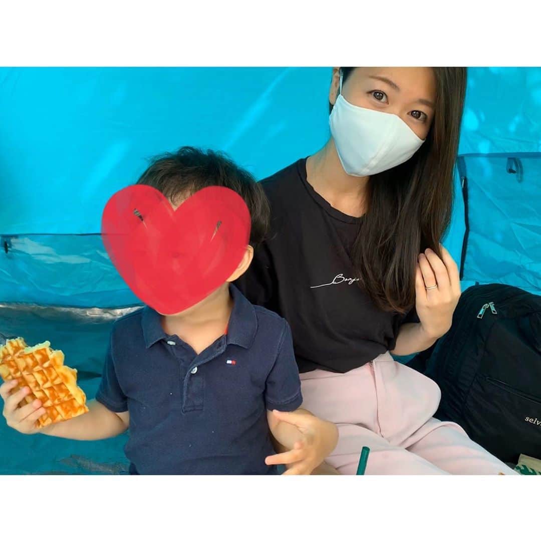 花田浩菜のインスタグラム：「久しぶりに公園へ🌈🥰 最近外に出るときの悩みだった、暑すぎる紙マスク😷 ストーリーにも載せたのですが、 この#洗えるひんやり夏マスク を最近頂きつけたところ、超快適で感動〜🥰 つけた時のひんやり感&サラサラが最高💕 . いつも紙マスクで汗かきすぎて家でマスク外すと顔中ドロドロだったので w、付け心地もよく夏はこのマスクにお世話になります🥺💕 内側がピンクなのも可愛い〜✨（🔜スワイプ） みんなはこの夏、どんなマスク使ってるんですか？？ 超気になる🤔 . . 一緒に写ってる飲みかけは、 今年も飲めた#ジューシーピーチフラペチーノ 🍑と息子が好きそうな#ミルクイチゴフラペチーノ 🍓笑 お外だとよりおいしいね😊 . 気がついたら2歳10ヶ月になっていた息子氏。 プロフィールから飛べるブログには備忘録がてらの#成長記録 を毎月つけ続けていたけれど、ついにここ数ヶ月で途切れてしまった🥺🥺 でも最近になっても1年以上前の#イヤイヤ期 の記事などにメッセージくれたりする同じような悩みを持つ男の子ママが今でもちょこちょこいて、見返してみたら『そんな時もあったなー、大変だったなー私w』と思ったり、『でも可愛いなー🥰今、成長したな🥺』と思ったりと、いろんな感情がふつふつ。 自分の為と思っていたものが誰かの気を楽にもできるなんて嬉しい限りだな、と思うので。 これからも思いついた時にはどこかに記しておきたいな、と思う今日この頃です😊息子&娘の成長記録はブログに載せています📖 . . #お外遊び #マスク問題 #快適マスク #マスク #洗えるマスク #ひんやりマスク #公園 #公園ランチ #家族時間 #家族でお出かけ #テイクアウト #スタバ #スタバ新作 #2歳差育児 #2歳差兄妹 #赤ちゃんのいる生活 #男の子ママ #女の子ママ #2歳10ヶ月 #l4l #happy #happydays」