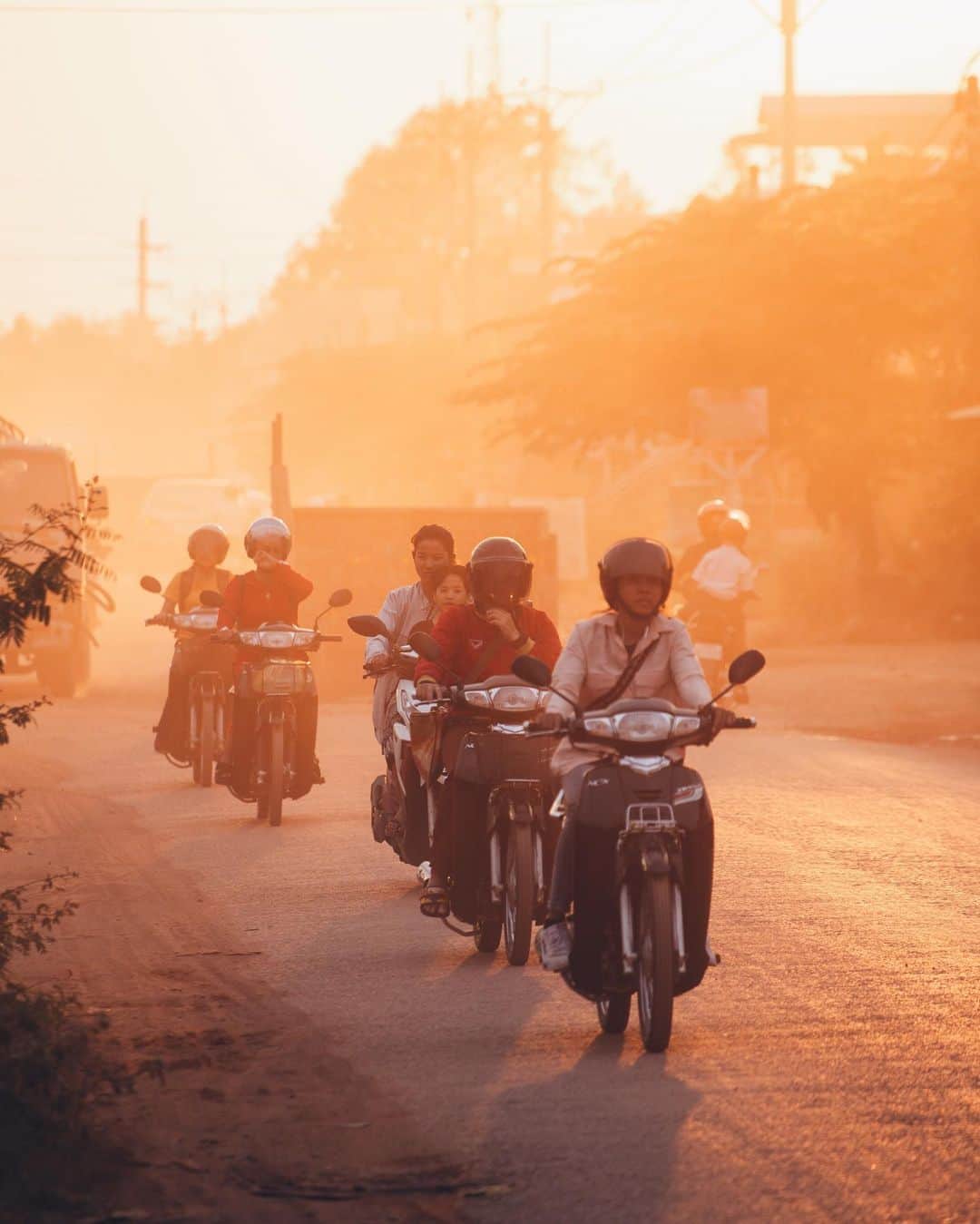 Shunsuke Miyatakeのインスタグラム：「The dusty way home, SiemReap, Cambodia」