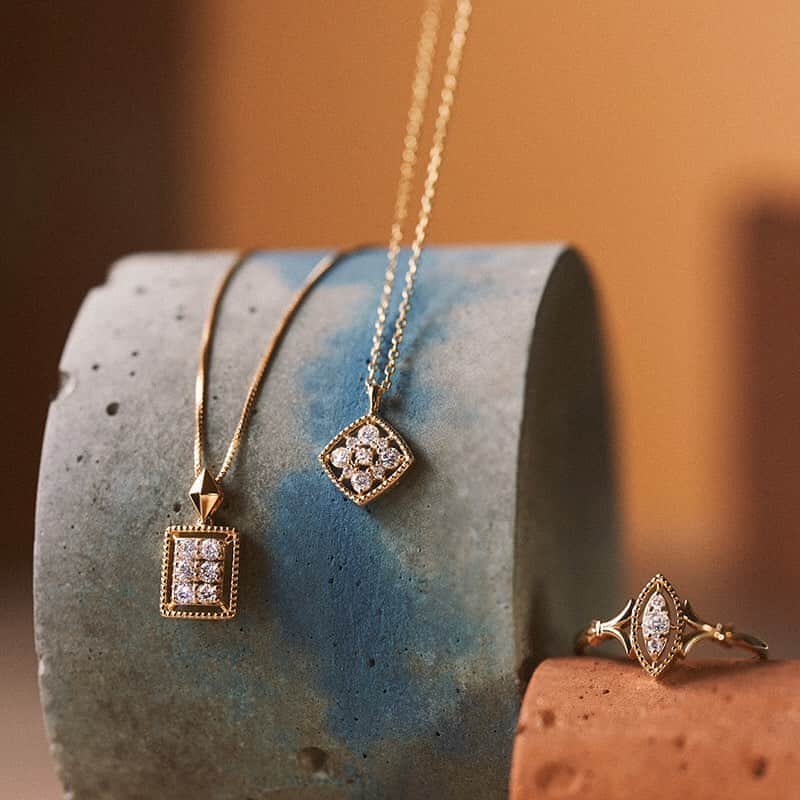 のインスタグラム：「2020Autumn  collection『Classy Feminine』。 クラシカルでレトロなモチーフを、ダイヤモンドとゴールドでモダンに昇華したコレクションです。  オンラインショップへは、プロフィールのURLから飛べます♪ ⇒www.tsutsumi.co.jp  #jewelry #jewelrytsutsumi #ジュエリーツツミ #ツツミ #2020Autumncollection #ClassyFeminine #ゴールド #ダイヤモンド #ネックレス #リング」