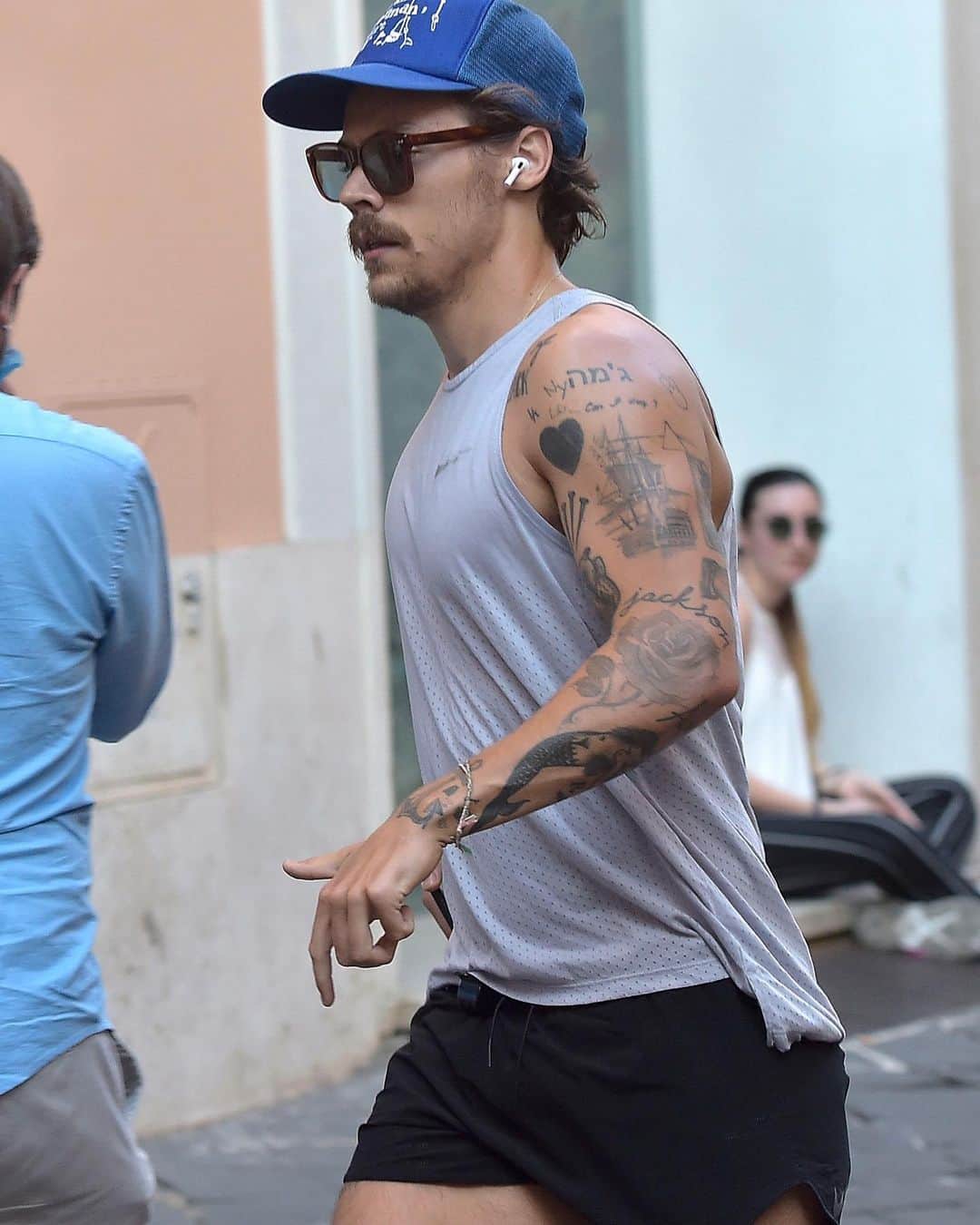 E! Onlineさんのインスタグラム写真 - (E! OnlineInstagram)「Welcome to the 8th month of 2020. Here is a picture of Harry Styles jogging in Rome to help ease the pain. (📷:MEGA)」8月3日 9時58分 - enews