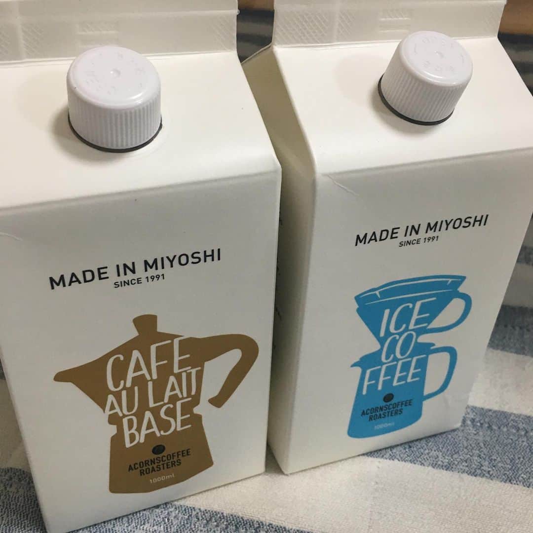 ISEKIのインスタグラム：「おはようございます🌞  物販隊長より 今回挽き豆セットと一緒に買えるのが写真左側のカフェオレベースとなります☕️  牛乳と割って作るだけでとっても美味しいです👌✨ 是非、こちらもお試しあれ👑」