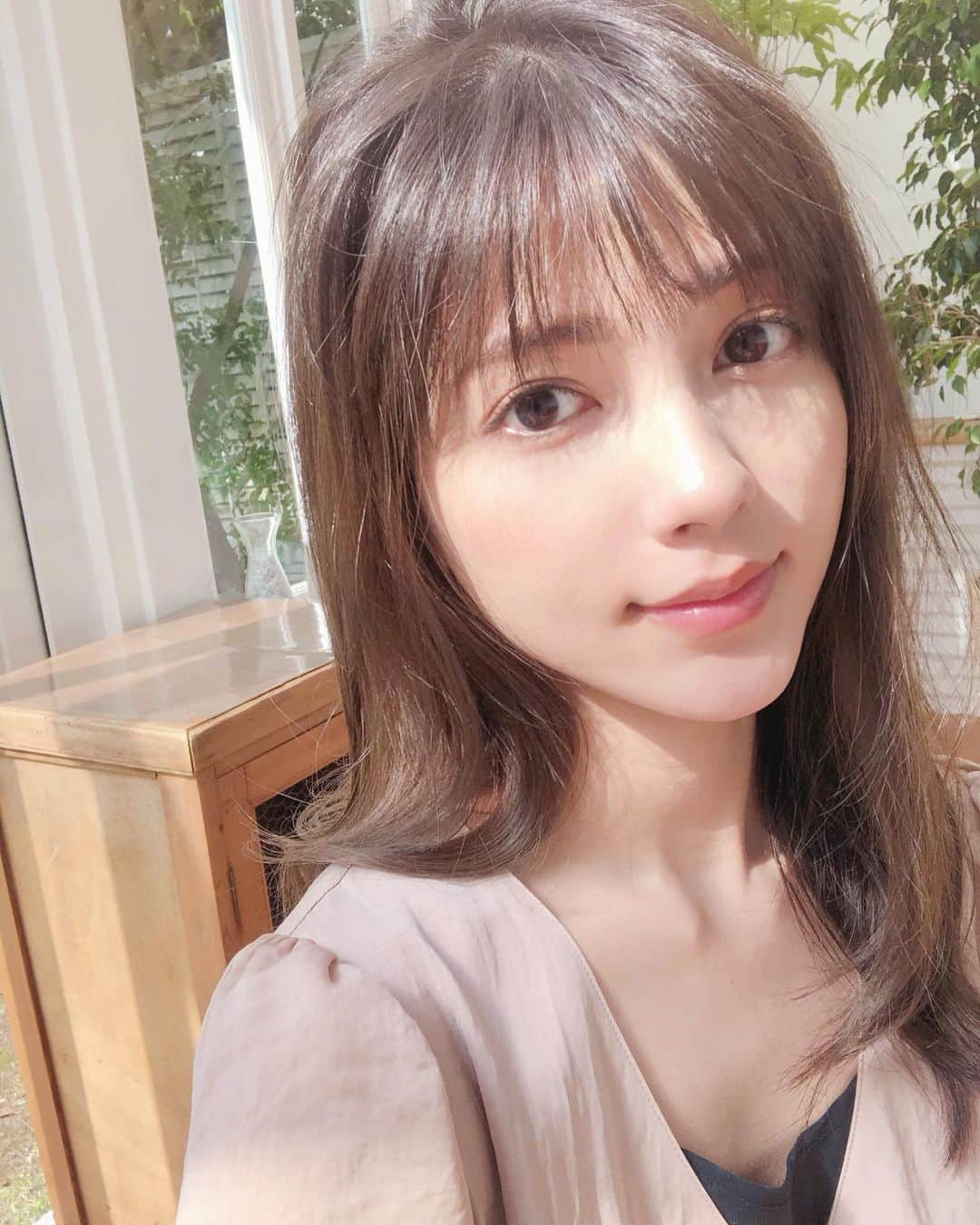 のインスタグラム：「おはようございます☀  今日はナチュラルメイクからスタート💄 ハウススタジオの中庭からカンカン照りの日差しと セミの鳴き声が💥  #やっと夏がキタ  みなさま今日も良き1日を🧚‍♀️ . . . #shooting #撮影 #夏 #summer  #沖縄 #okinawa #model #fashion  #makeup #beauty  #筋トレ #トレーニング #サウナ女子 #サウナ #サウナイキタイ #東京 #tokyo #南里美希」