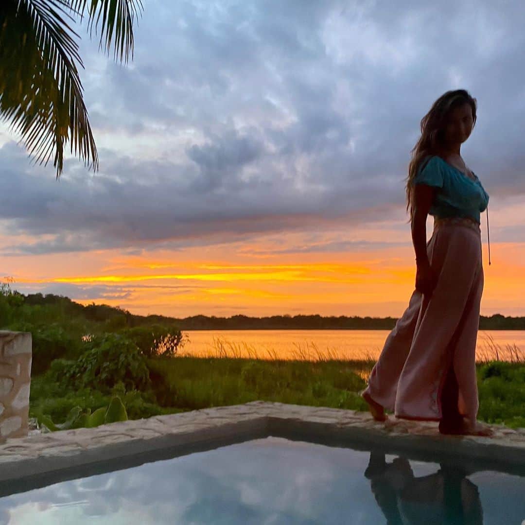 のインスタグラム：「Feeling such #gratitude for this unique moment in time in this beautiful place with amazing heart centered people.  Feeling the connection with all that is. You are in my heart always. #thank you @coquicoquiofficial」