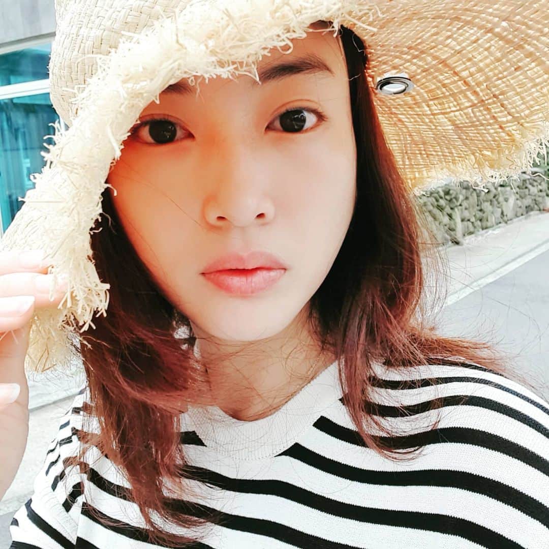チョン・ダへのインスタグラム：「오늘부터 1일🥰 ᆞ 오늘부터 아침에  쓰레기를 버리기로 했다. 느므느므 뜨거운 태양을 받으며 먼길 걸어 음쓰를 버릴라니, 냄새가.........🤮 ᆞ 그리하여 음쓰냄새와 이별하고자 아침부터 쓰레기장으로. 🏃‍♀️👯‍♀️💃 ᆞ 이사오기 전에 살던 분이 놓고간 모자를 쓰고 노동요를 들으며 눈뜨자마자 상큼하게 쓰레기버리고 옴😊 . ※화난것 아님니다. 잠이 덜 깬 것 뿐... #딸래in제주 #제주도 #제주도에서살아남기 #눈뜨자마자쓰레기장이라니 #제주맘 #어제는#지네방역 #점점 #할수있는일이 #늘고있다」