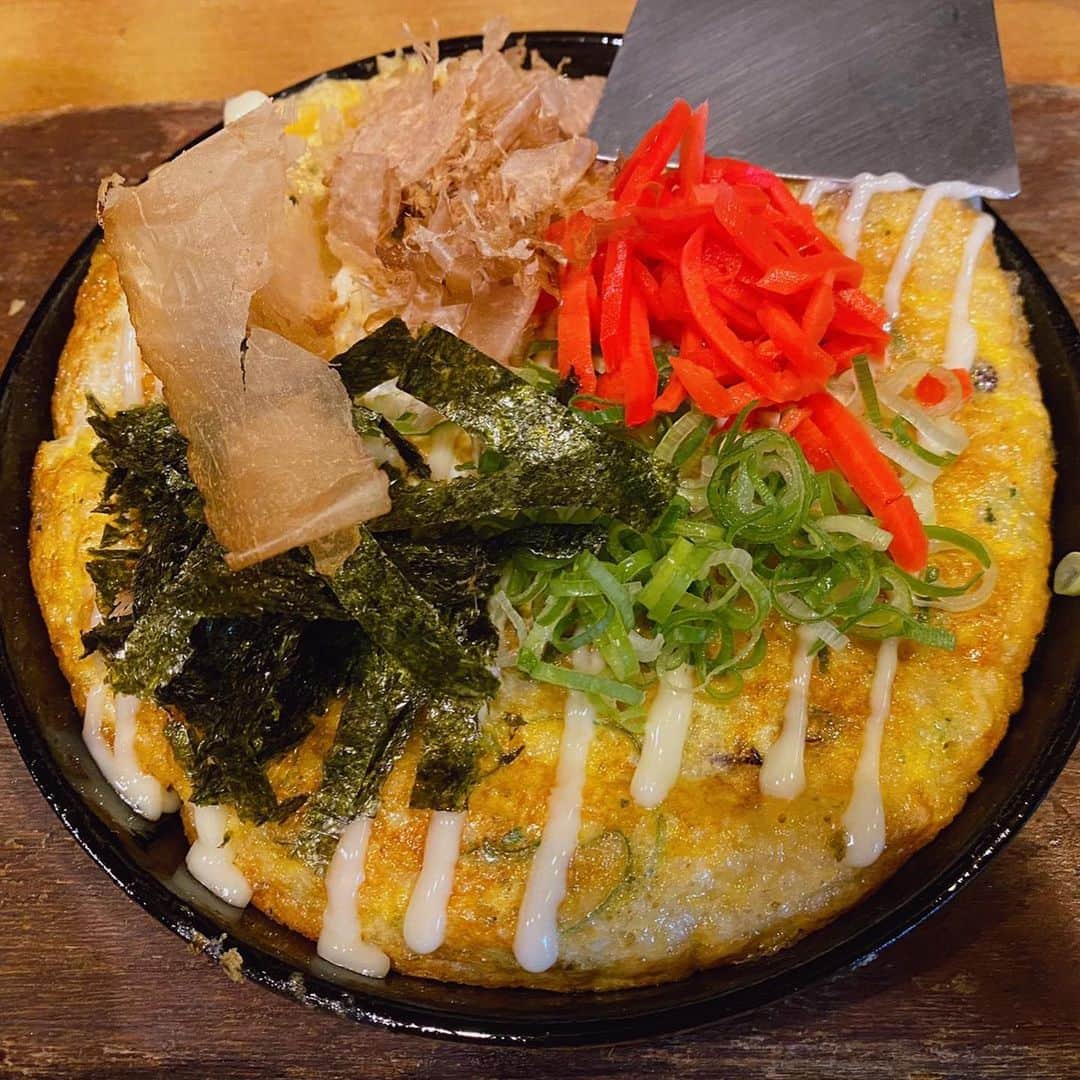 西村みえこさんのインスタグラム写真 - (西村みえこInstagram)「神戸　焼肉食べログランキング1位 予約の取れない  『満月』🌕へ。  まず肉の厚さに驚き 柔らかさにニヤニヤ🤤 旨味　甘味　良いバランスに浸り。  イチボ塩味初めての味🥺🤤  口の中で溶けた、、、🥺🥺🥺  はぁ〜〜  思い出してため息。  大好きな焼肉ニライ @yakiniku_nirai はしばらく行けないので まさかここへ来て 美味しい焼肉にありつけるとは🤤  @arisatakeda 同様 今まで行った自分史上焼肉ランキング 上位に君臨です🏅  スタッフさん4人で行ったけど6人前ぐらい食べたよね笑  @tomoya_takano  ありがとうございます！！🙇‍♀️❣️  2日目も兵庫の食を堪能❣️  お上品なお刺身に山芋焼、牛すじ煮込み。 しっとり清い『福寿』🍶が 美味しさを更に引き立てます。  最後は 初めての明石焼き❣️  たこ焼き？かな？ なんて思ってたけど 80%が卵で 特製お出汁に浸して🌿🤤 ふわっふわの とろっとろで 飲んだよね。  うん。  明石焼き 飲み物だ。  みんなお腹いっぱい〜🥰とか言ってたけど  私は足りなかったよね。 アゲイン出来たよね。  それぐらい美味しかった！！  落ち着いたらクライアントさんも みーーーんなで行きたいね。  必ず。  本当に充実した撮影でした。  幸。  #japan #kobe  #shooting  #foodstagram  #love #miekonishimura #餃子も食べた」8月3日 10時04分 - mieko_nishimura_