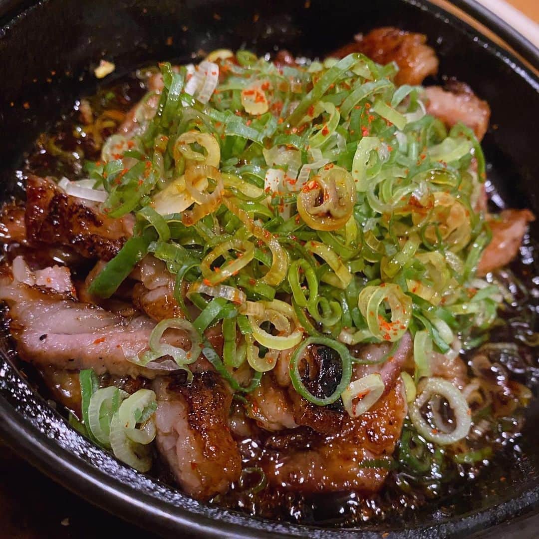 西村みえこさんのインスタグラム写真 - (西村みえこInstagram)「神戸　焼肉食べログランキング1位 予約の取れない  『満月』🌕へ。  まず肉の厚さに驚き 柔らかさにニヤニヤ🤤 旨味　甘味　良いバランスに浸り。  イチボ塩味初めての味🥺🤤  口の中で溶けた、、、🥺🥺🥺  はぁ〜〜  思い出してため息。  大好きな焼肉ニライ @yakiniku_nirai はしばらく行けないので まさかここへ来て 美味しい焼肉にありつけるとは🤤  @arisatakeda 同様 今まで行った自分史上焼肉ランキング 上位に君臨です🏅  スタッフさん4人で行ったけど6人前ぐらい食べたよね笑  @tomoya_takano  ありがとうございます！！🙇‍♀️❣️  2日目も兵庫の食を堪能❣️  お上品なお刺身に山芋焼、牛すじ煮込み。 しっとり清い『福寿』🍶が 美味しさを更に引き立てます。  最後は 初めての明石焼き❣️  たこ焼き？かな？ なんて思ってたけど 80%が卵で 特製お出汁に浸して🌿🤤 ふわっふわの とろっとろで 飲んだよね。  うん。  明石焼き 飲み物だ。  みんなお腹いっぱい〜🥰とか言ってたけど  私は足りなかったよね。 アゲイン出来たよね。  それぐらい美味しかった！！  落ち着いたらクライアントさんも みーーーんなで行きたいね。  必ず。  本当に充実した撮影でした。  幸。  #japan #kobe  #shooting  #foodstagram  #love #miekonishimura #餃子も食べた」8月3日 10時04分 - mieko_nishimura_