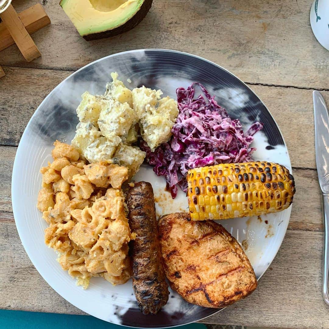 レイチェル・ブレイセンさんのインスタグラム写真 - (レイチェル・ブレイセンInstagram)「Vegan BBQ Platter!❤️🌱🤤⁣ ⁣ Truffle mac&cheese, red cabbage slaw, garlic/chili marinated tofu, corn on the cob, potato salad and veggie sausage. SO GOOD! And so easy! Took 15 minutes on the BBQ and the rest I whipped together in a jiff earlier in today. ⁣ ⁣ I don’t talk a lot about veganism here because I get so fired up when it comes to the (non)ethical treatment of animals and it’s hard for me to not come across as shaming. And: human rights are more important than animal rights! In every way. I believe one does not negate the other - you can fight for social justice and also contribute to less harm in the world by choosing plants over flesh. ⁣ ⁣ Here are some good reasons to go vegan!⁣ ⁣ 🌱plants are GOOD for you! a vegan diet is scientifically proven to lower the risk of cancer, heart disease, stroke and diabetes⁣ 🌱 it’s the best diet for our planet! plant-based foods take less water, land and energy to produce and has a significantly better impact on the environment⁣ 🌱 no harm/abuse/torture/slaughter of innocent animals⁣ 🌱 you will live a life in alignment with your core values (if you believe in non-harm and compassion)⁣ ⁣ Here are some good reasons to not go vegan: ⁣ ⁣ 🌿  it’s just not an accessible lifestyle for you⁣ 🌿 you are struggling to find security and a sense of safety in life overall ⁣ 🌿 you are moving through trauma/major struggle and the mere thought of changing your diet adds stress to your life ⁣ 🌿 systemic injustice prevents you from considering this kind of lifestyle change ⁣ ⁣ Plant-based, whole, organic foods should be available for ALL. They are not - that is a simple fact. Until the more privileged part of our population begins to make better choices for our planet and our society, under-resourced communities will suffer. If you have the ability to choose to eat less animal products, your daily choices will impact the overall demand and with time we will be able to ensure plant-based foods are accessible to all. Imagine if we didn’t use all these resources to grow crops to feed animals for slaughter but instead grew foods for the PEOPLE? It would be a different world🌎 ⁣ ⁣ For vegan inspo, follow the accounts tagged above!💛」8月3日 10時18分 - yoga_girl