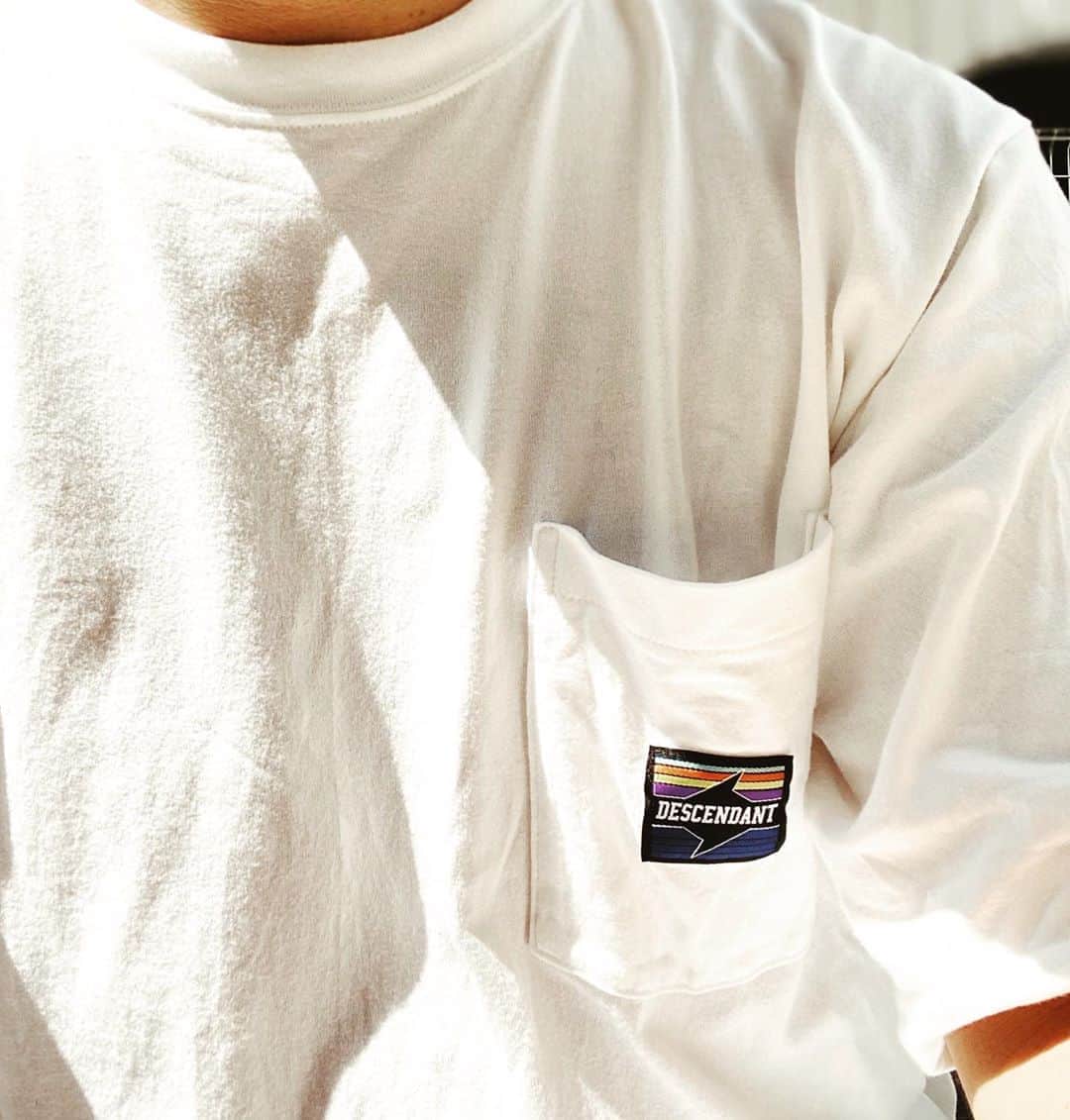 青木大輔のインスタグラム：「Tシャツは基本 白が好きだな 仕事もしやすいし 晴れてる日に気持ち良いし #descendant  #white  #sunnyday」